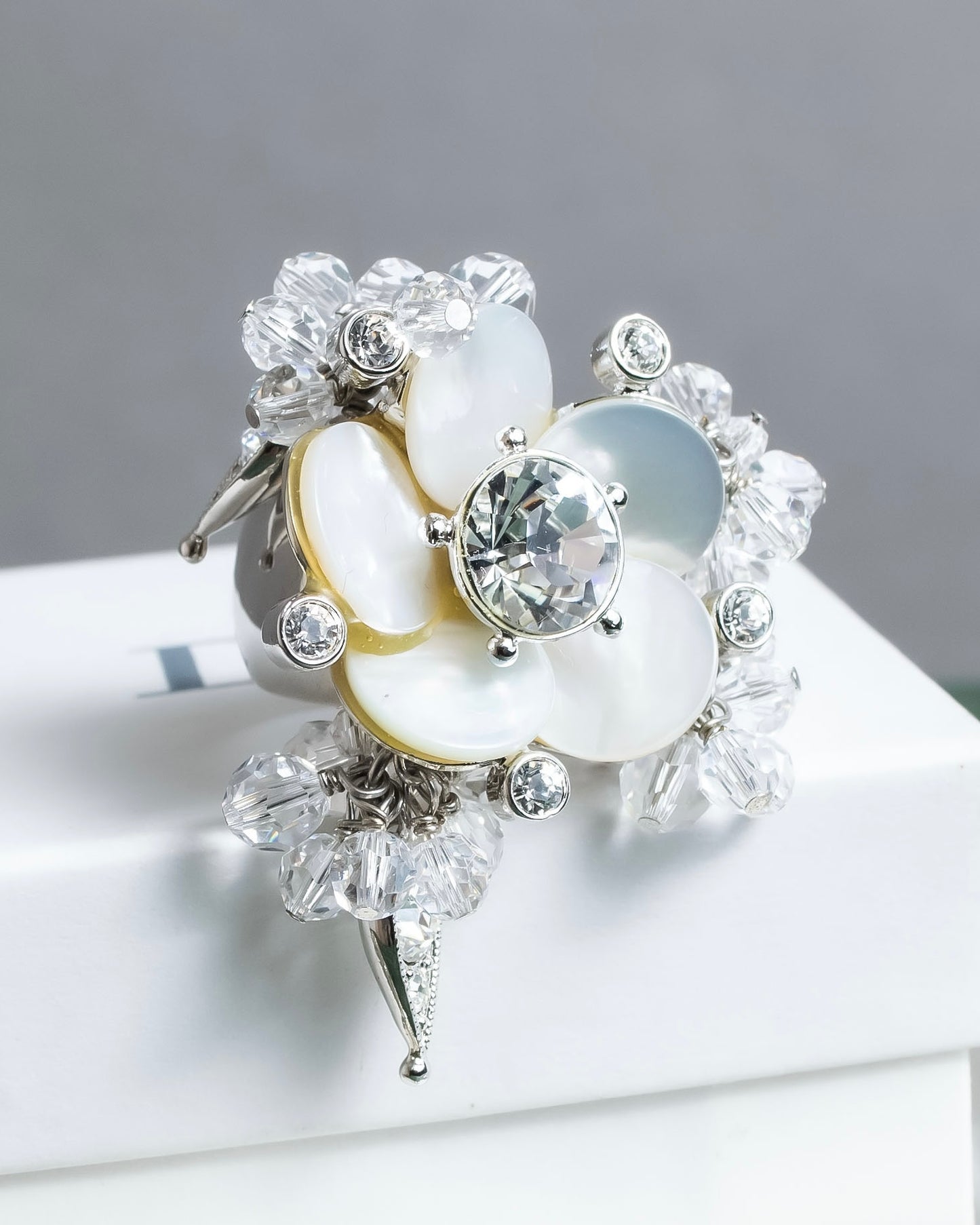 "Dior" Sways among the plants flower motif ring