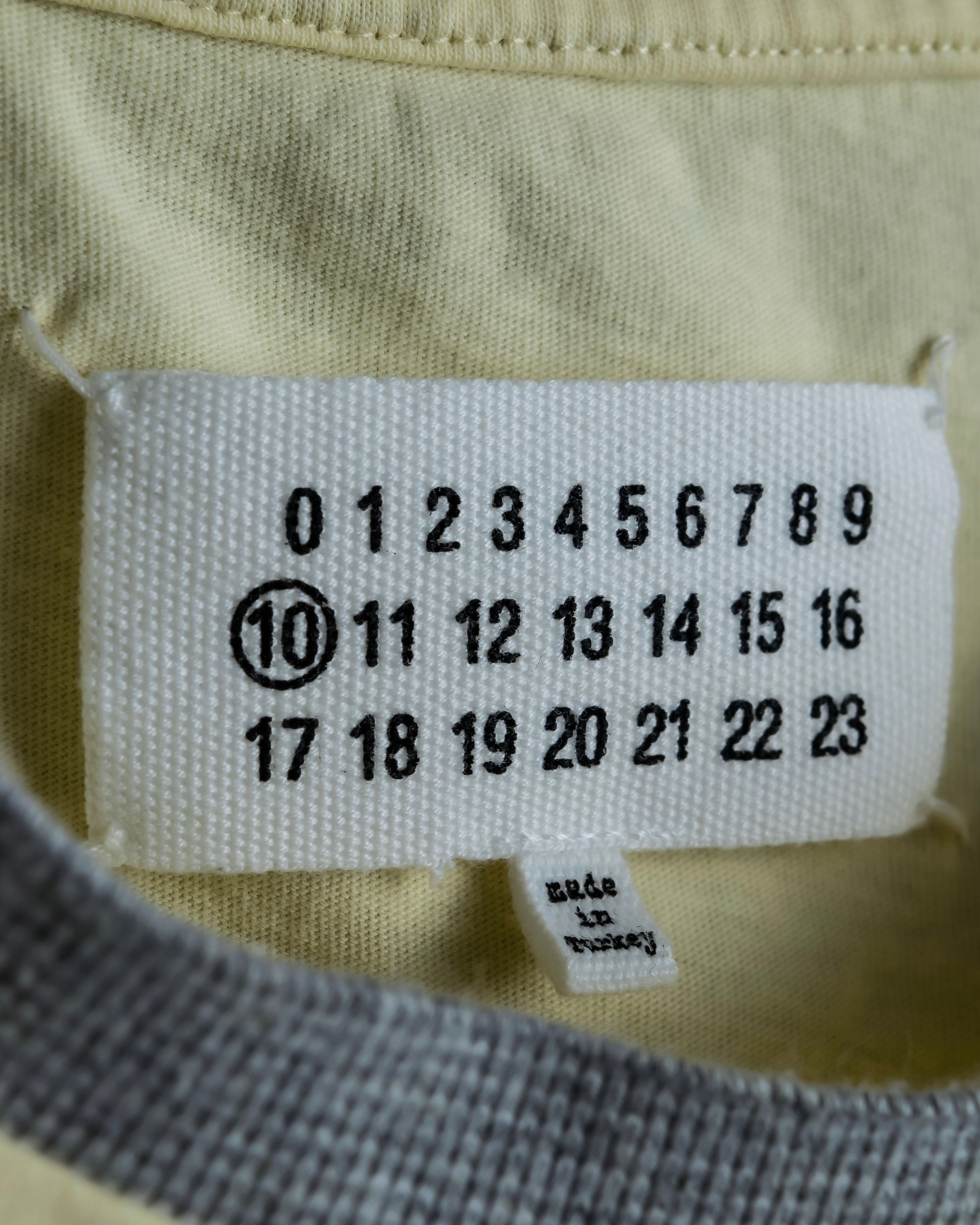 "MAISON MARGIELA"
Pastel yellow color box silhouette T-shirt
