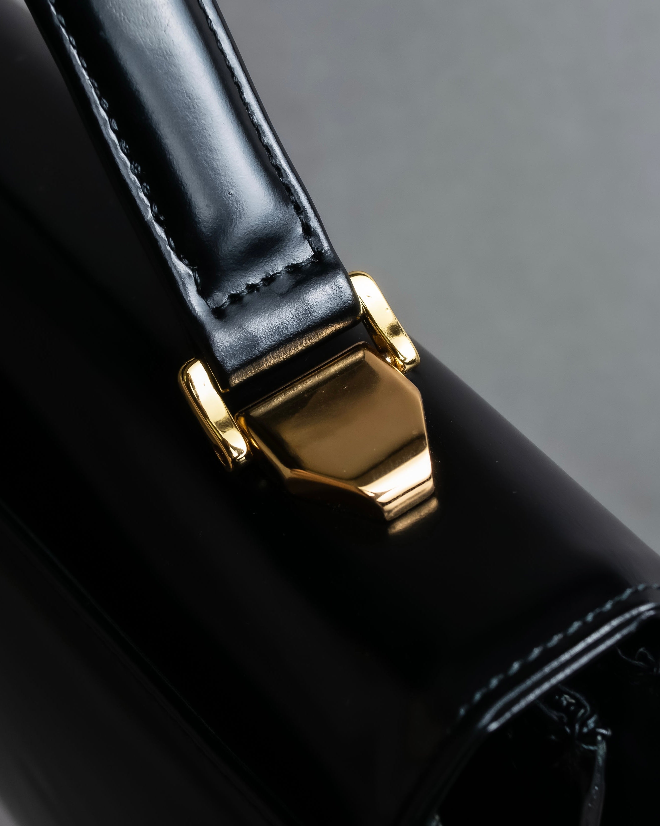 "Valentino Garavani" Logo turn lock parts design leather hand bag