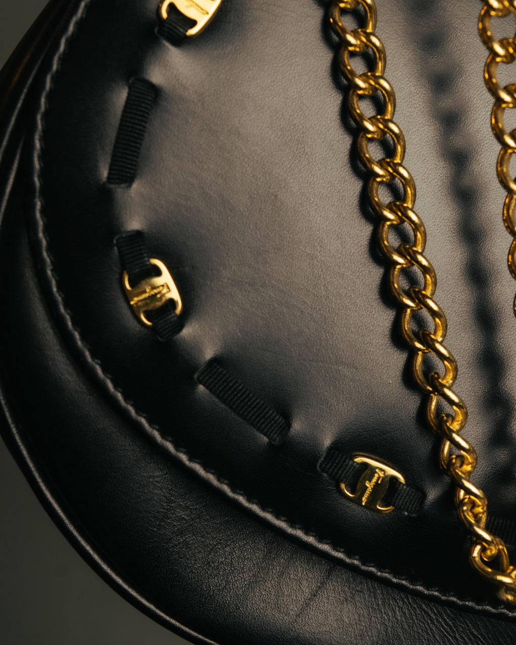 “Salvatore Ferragamo” 90’s Vara ribbon half moon chain bag