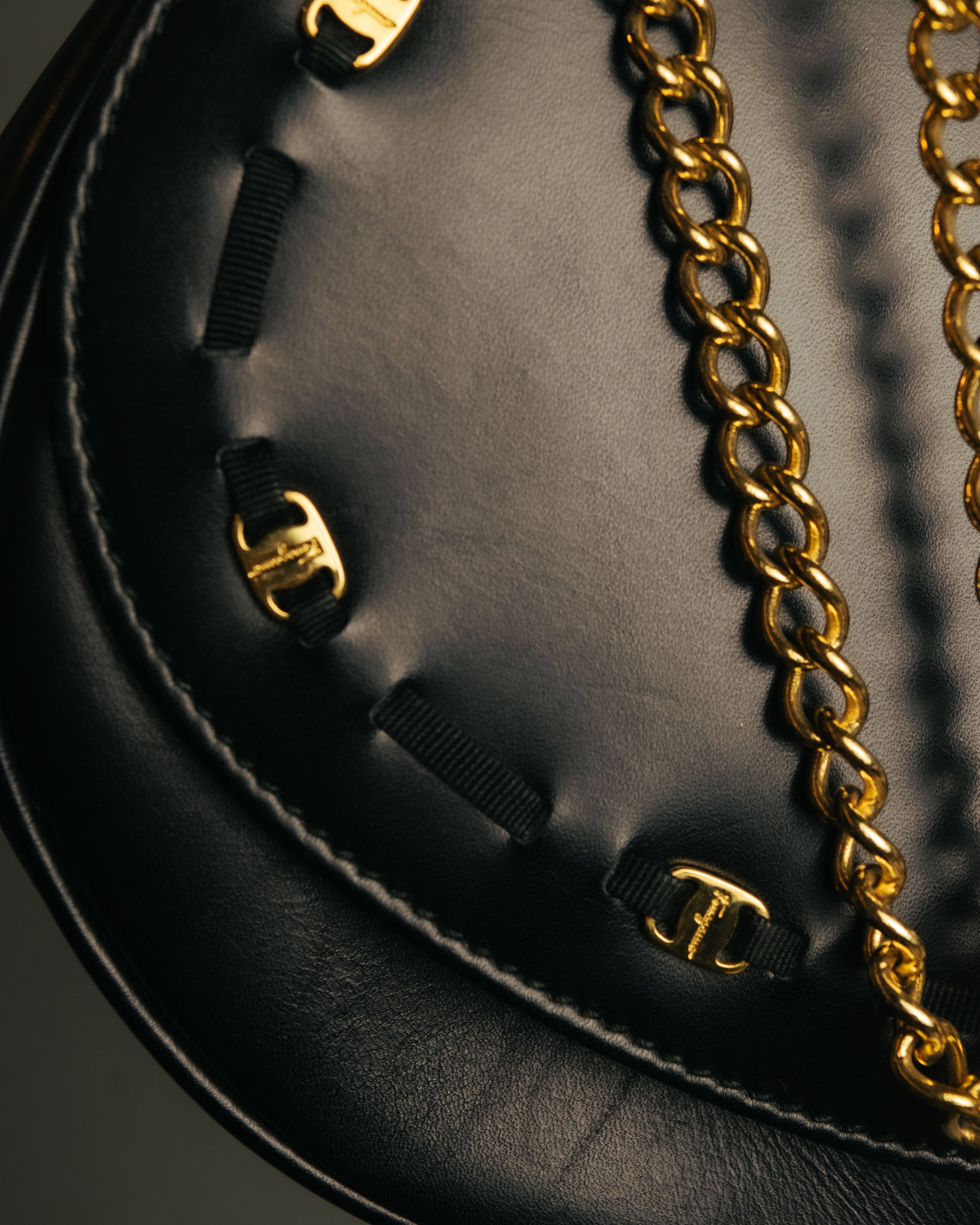 “Salvatore Ferragamo” 90’s Vara ribbon half moon chain bag