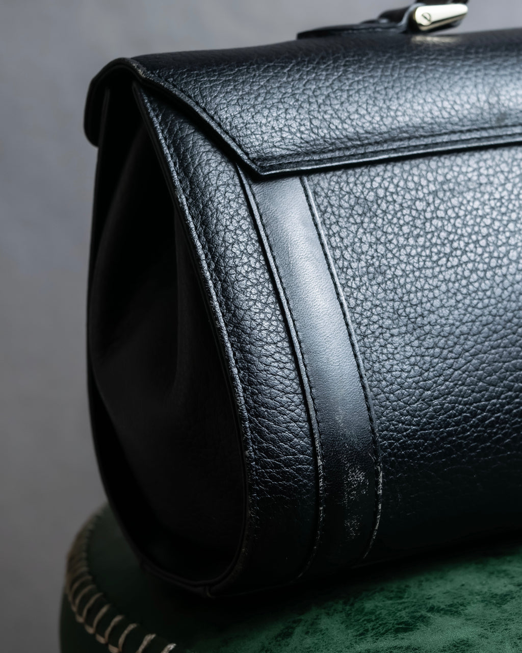"BURBERRYS" Horizontal shape grained leather one-handle bag