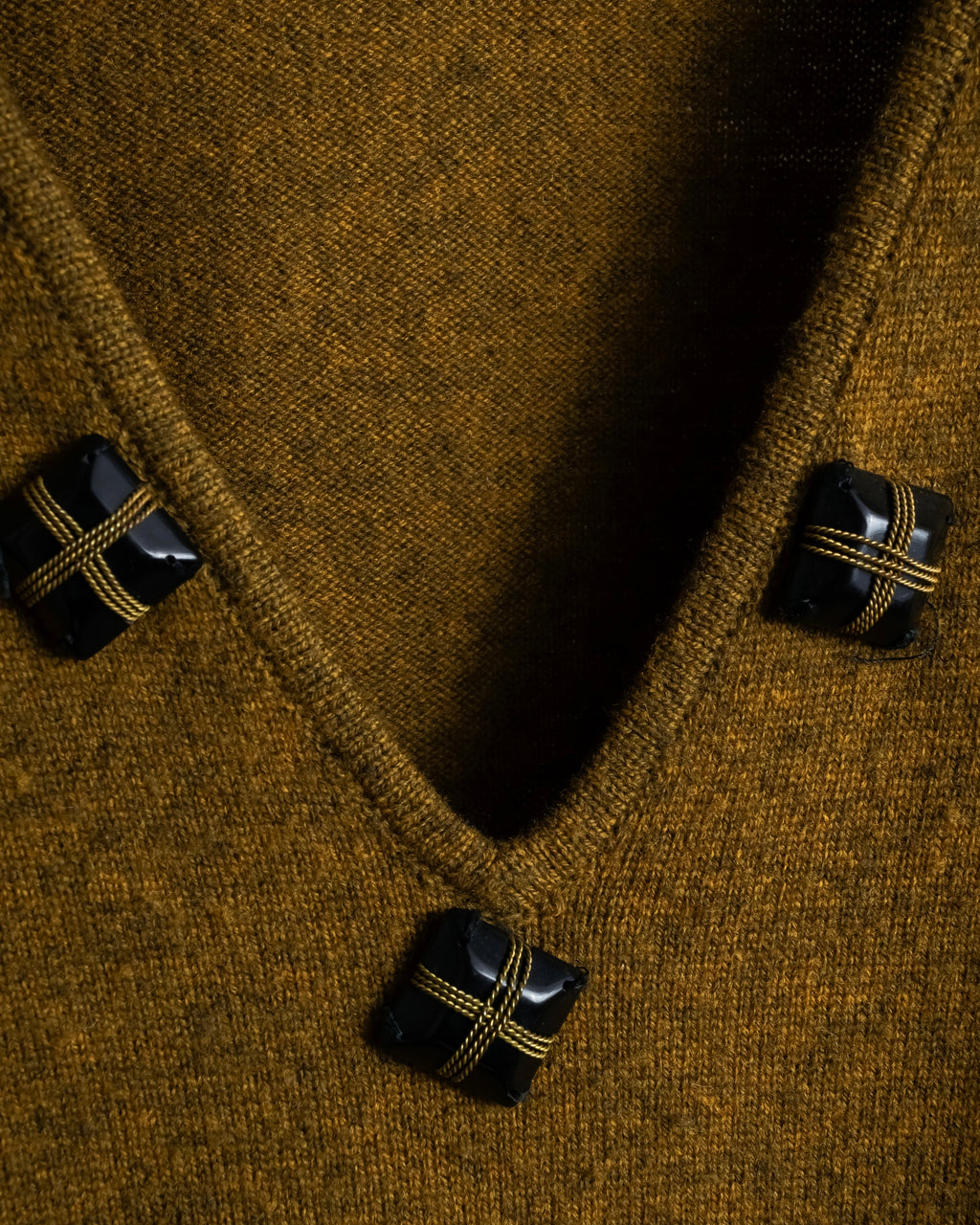 "PRADA" Jewelry decorative design V-neck knit