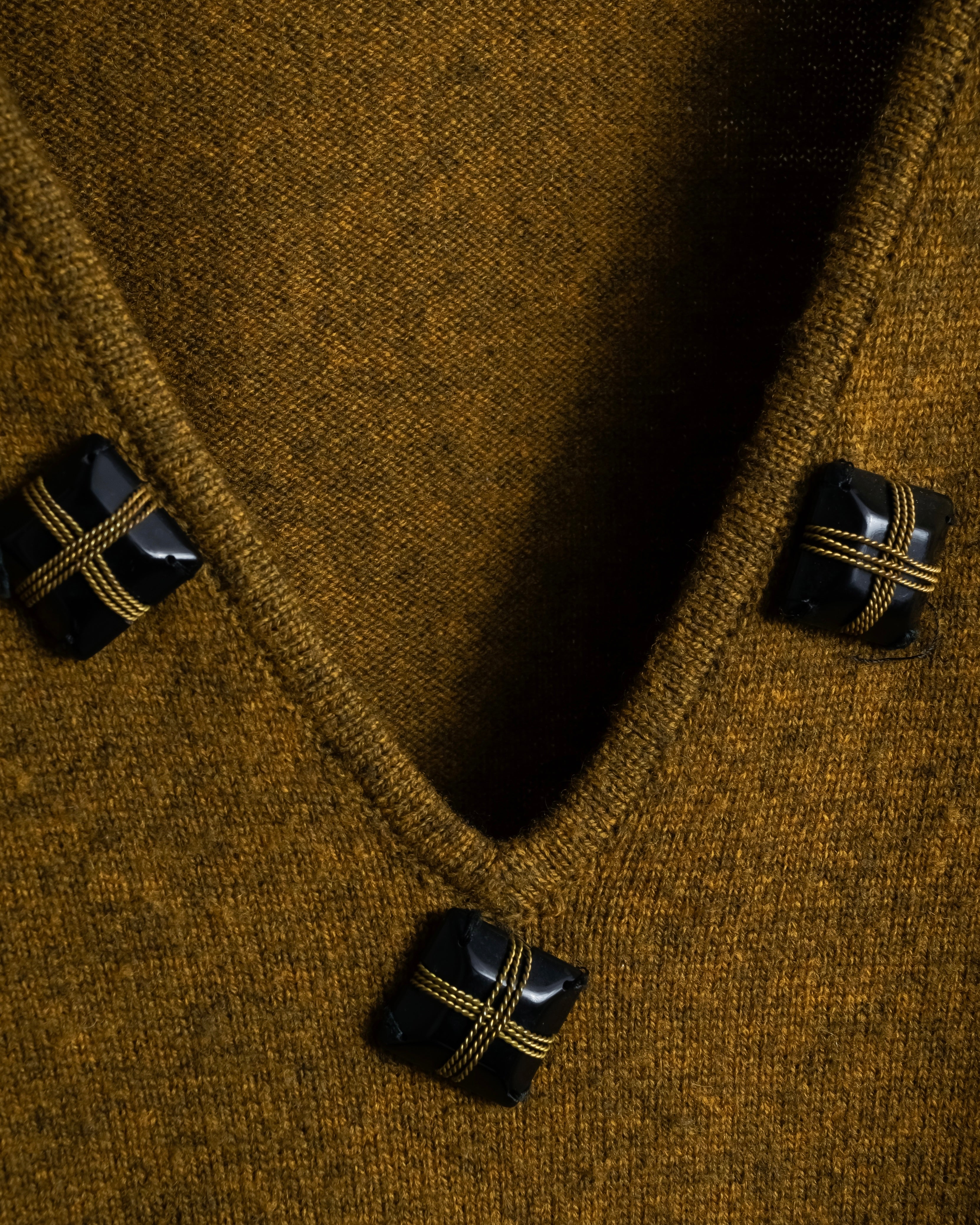 "PRADA" Jewelry decorative design V-neck knit