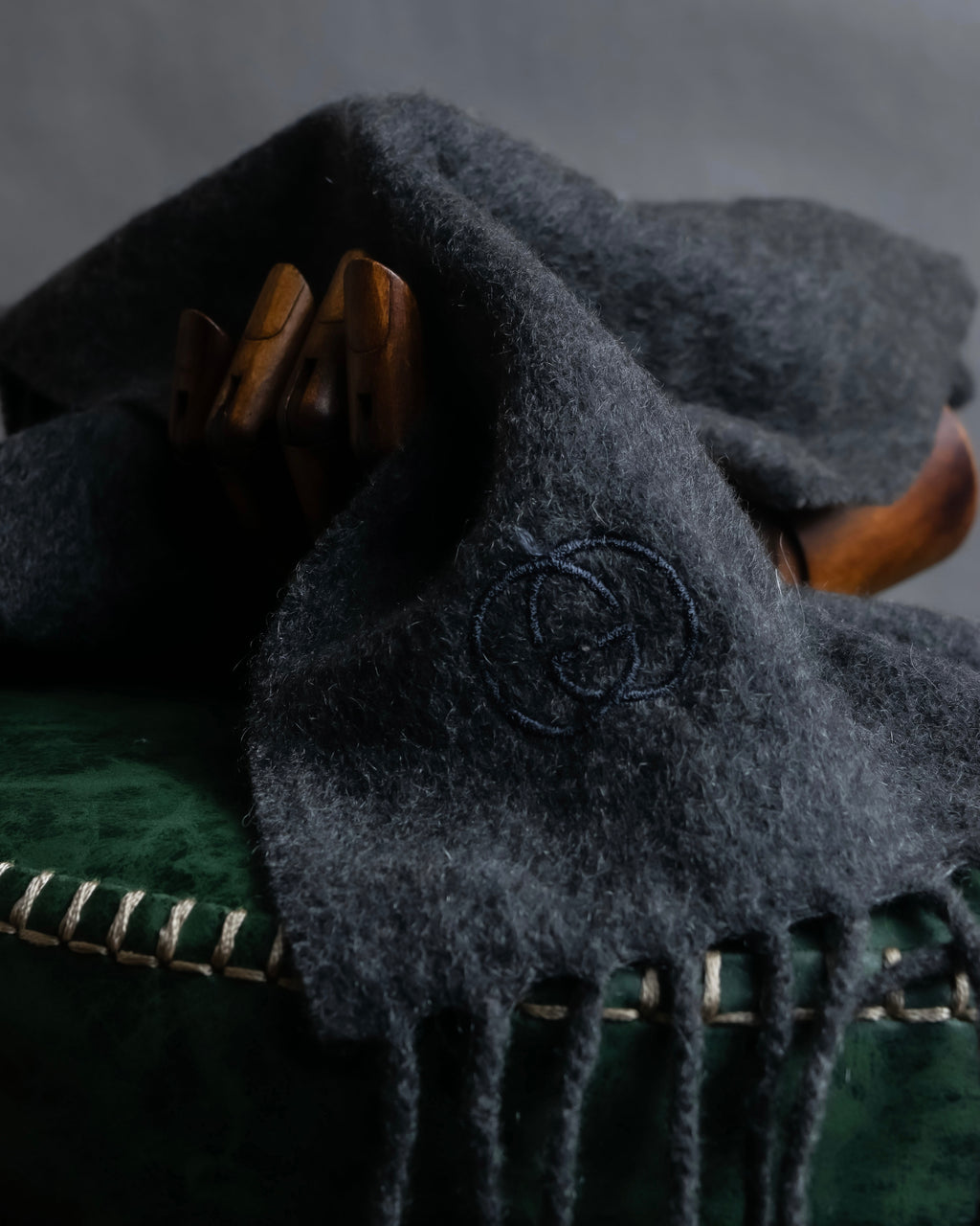 "GUCCI" Fuzzy logo engraved fringe large muffler