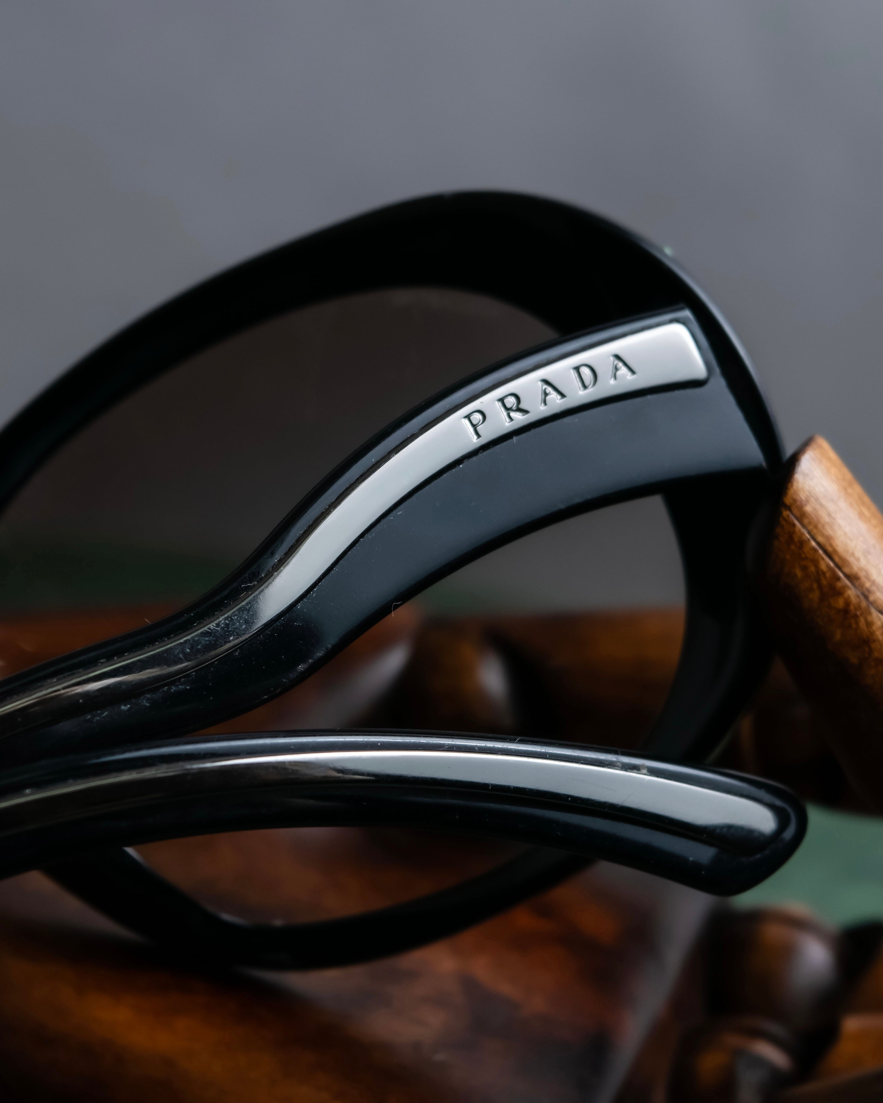 "PRADA" Logo engraved black round frame sunglasses