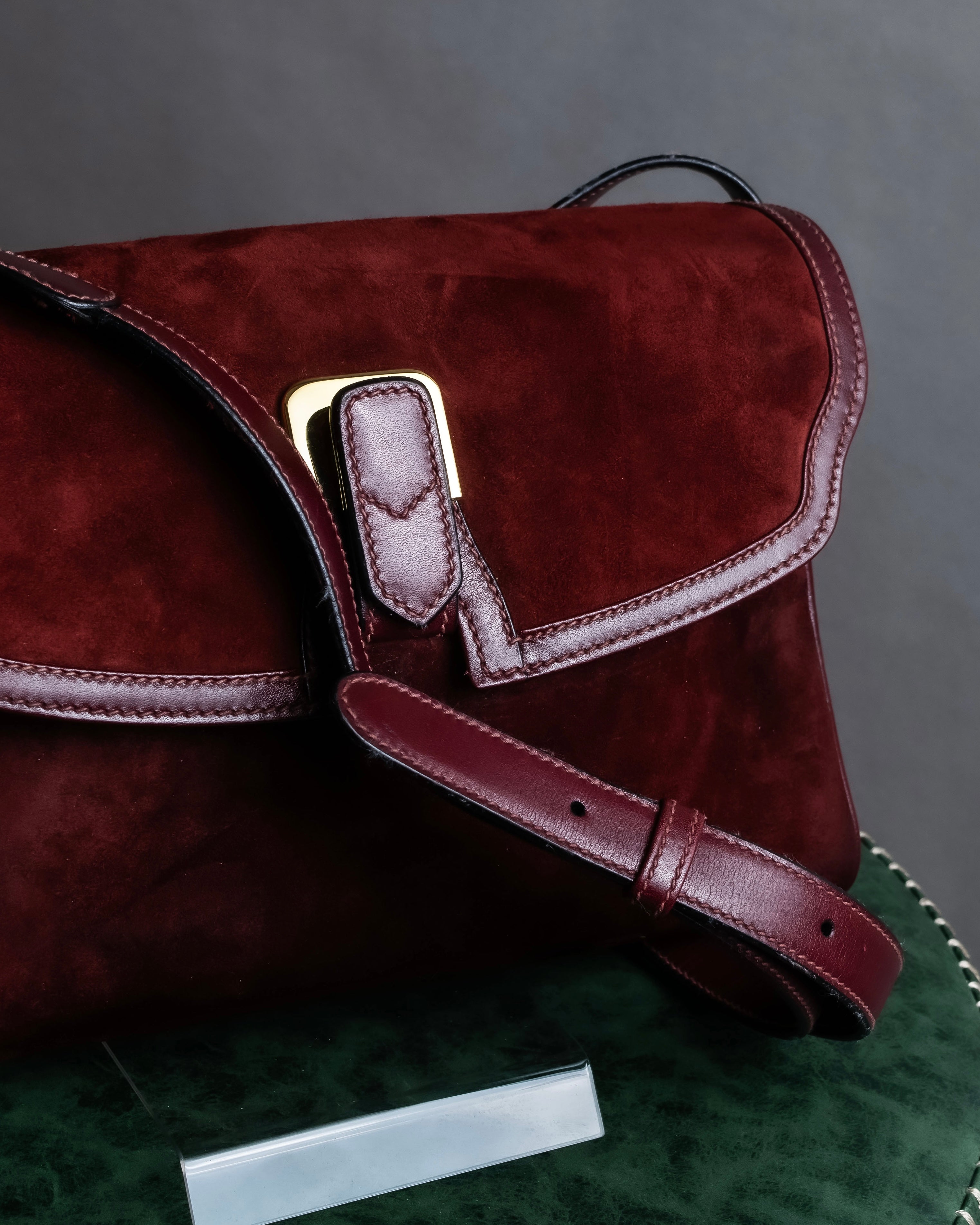 "GUCCI" Aristocratic crest charm suede shoulder bag