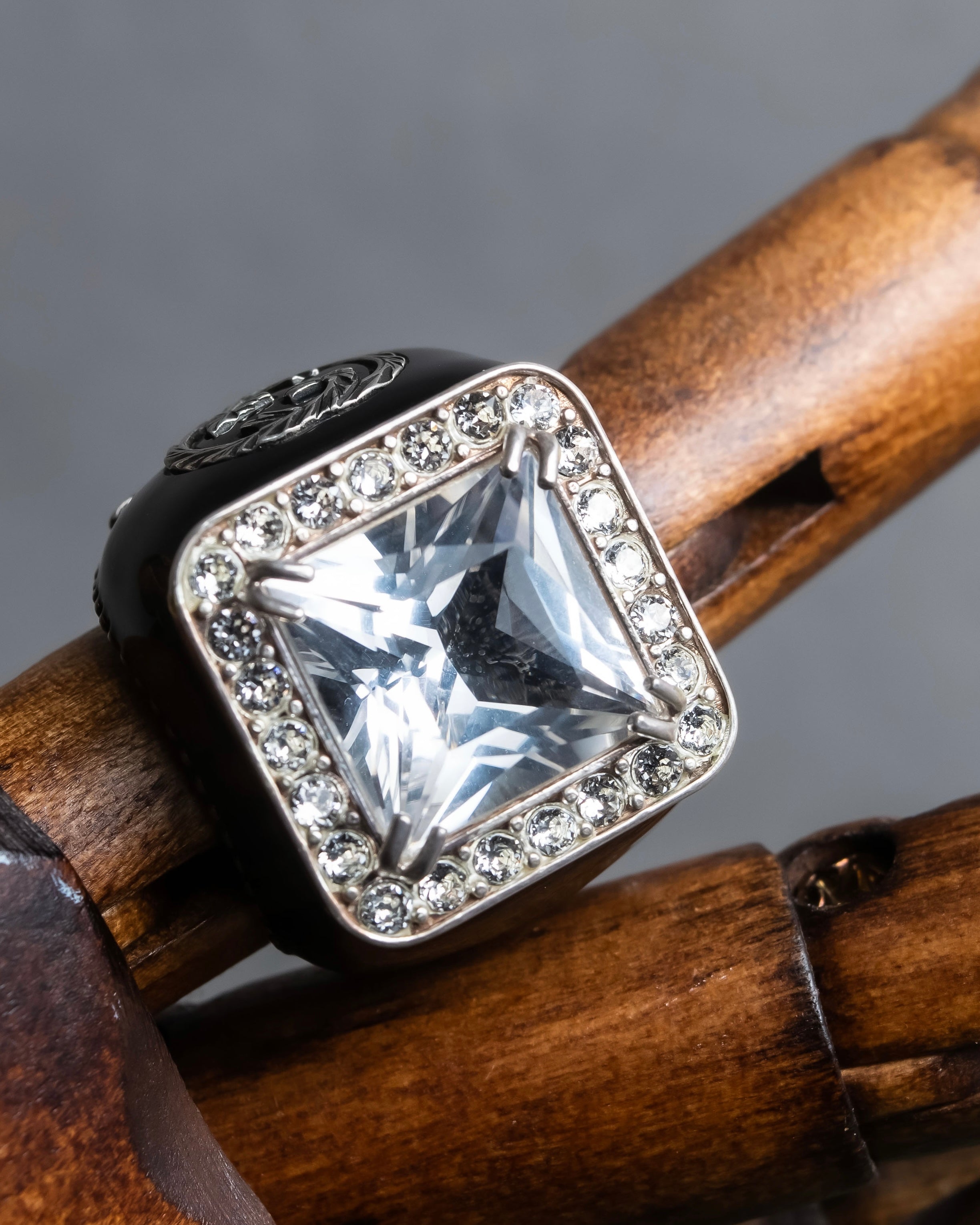 "GUCCI" Crystal rhinestone GG motif engraved signet ring