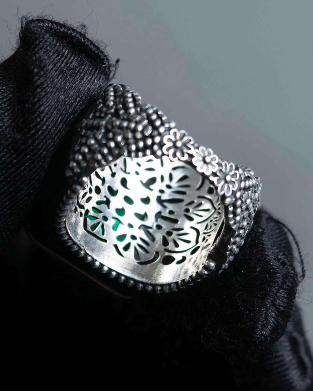 "GUCCI" Emerald color rhinestone GG motif engraved signet ring