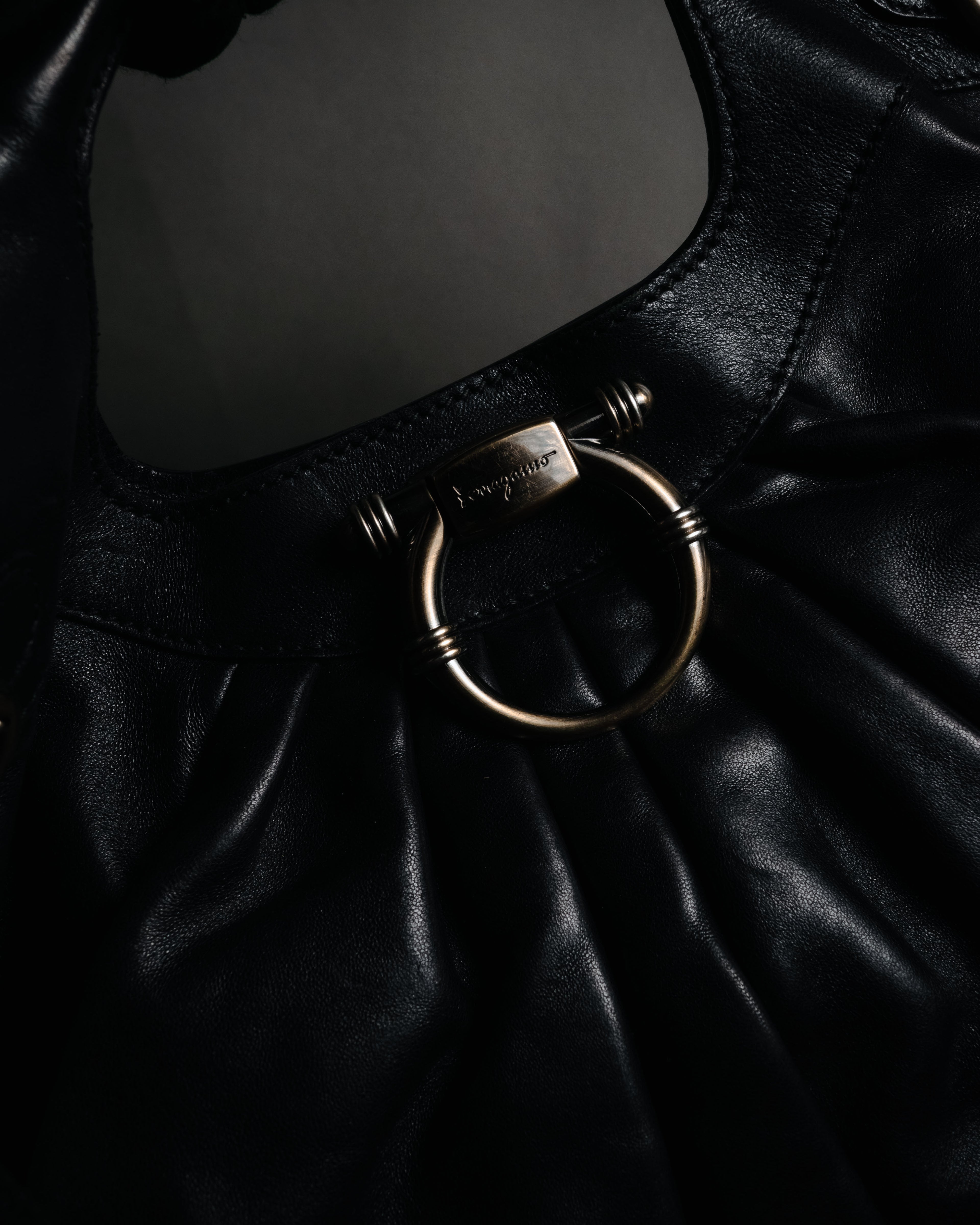 –SPECIAL– "Salvatore Ferragamo"
00’s Gancini ring-gathered nappa 2way bag