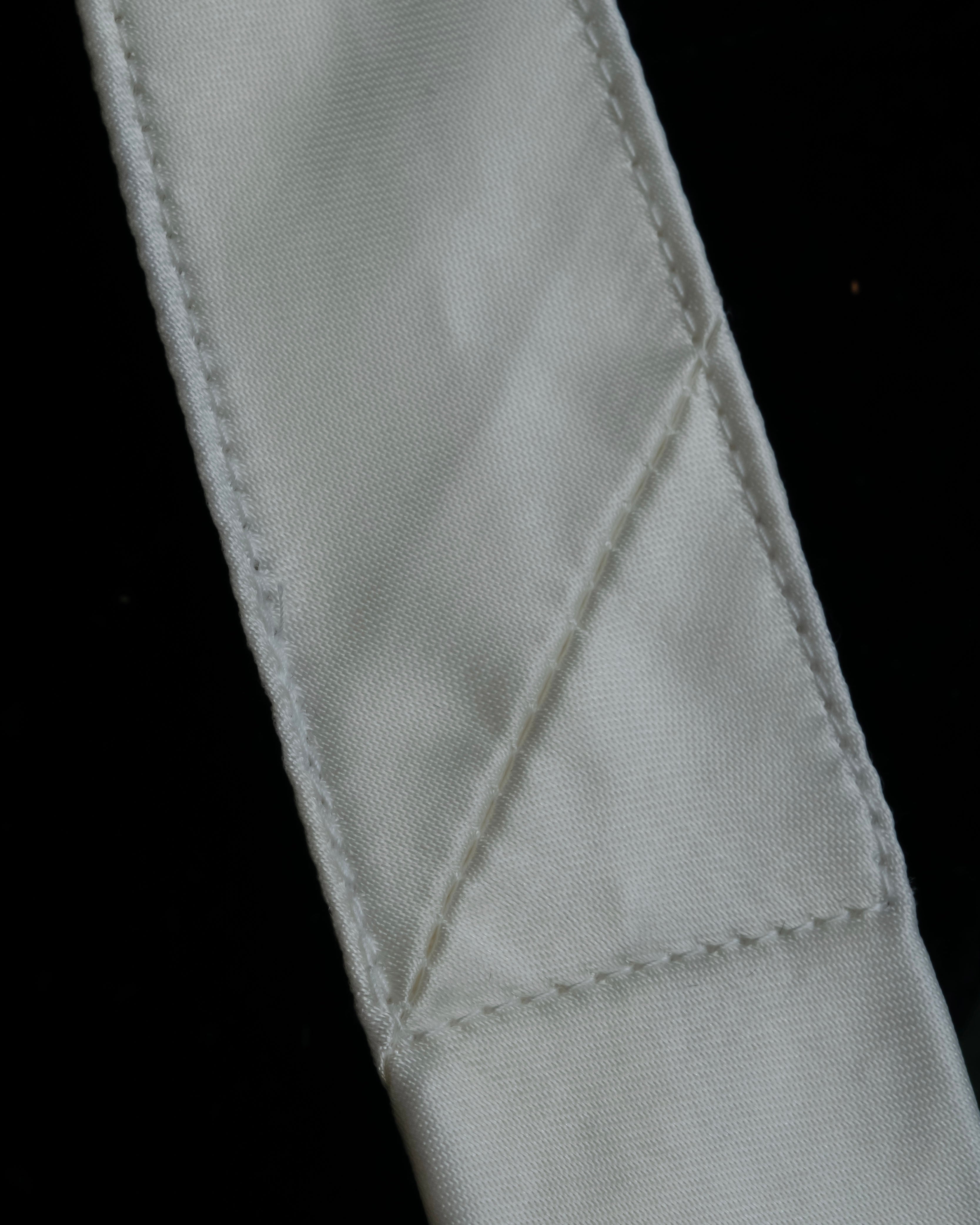 "COMME des GARCONS HOMME PLUS" Beautiful glossy cupra white necktie