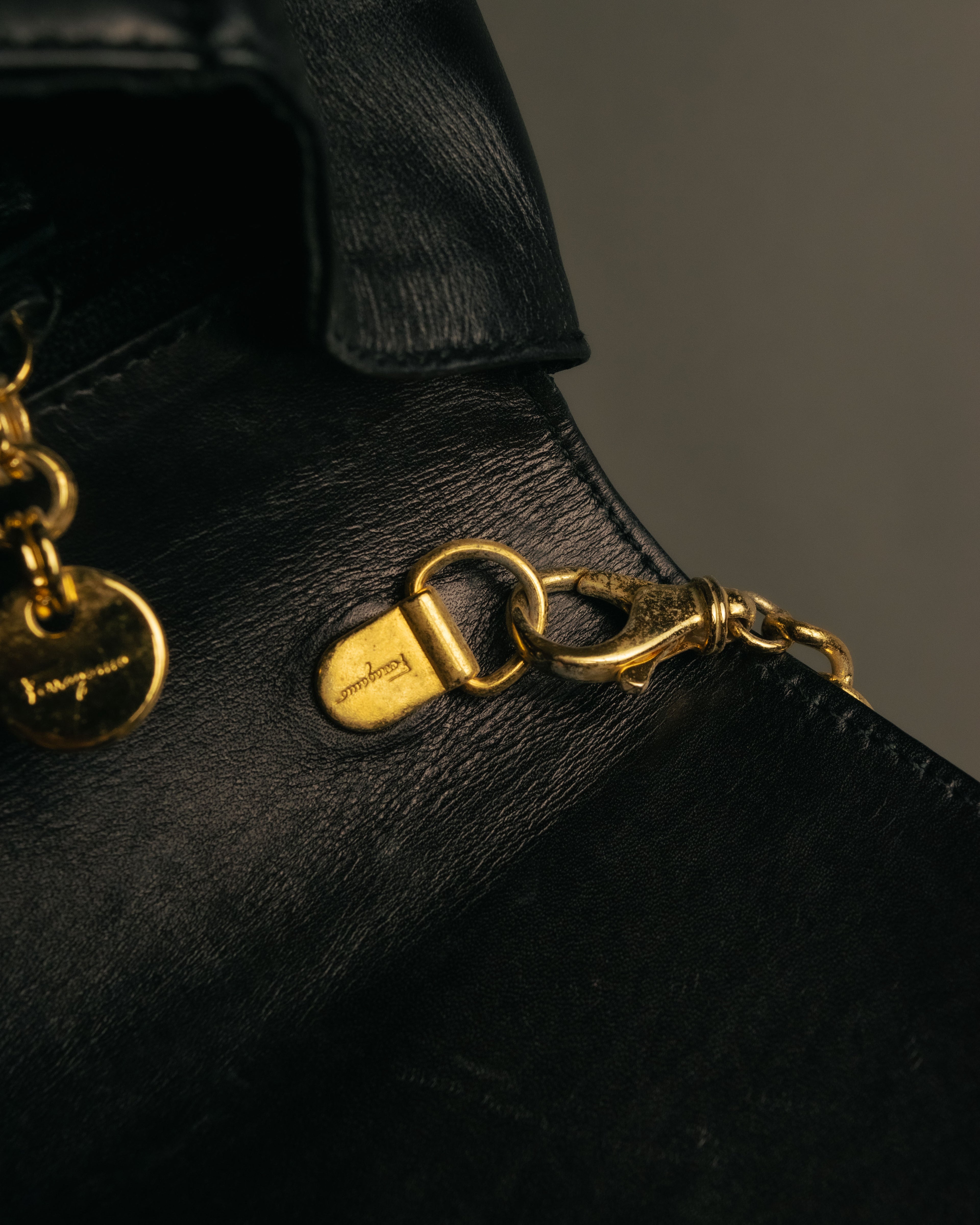 “Salvatore Ferragamo” 90’s Vara ribbon half moon chain bag