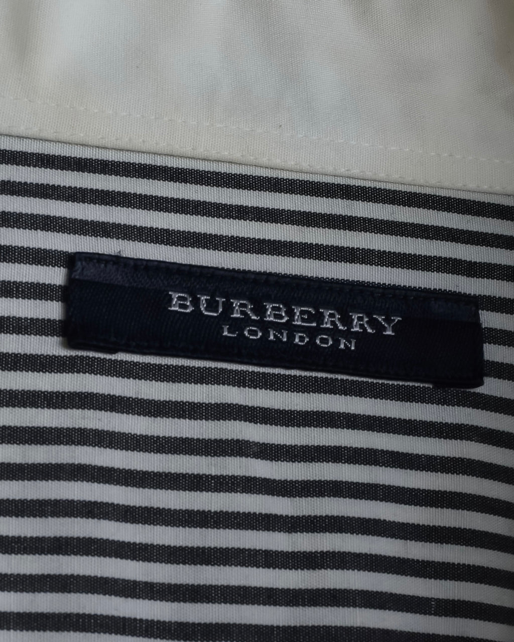 "BURBERRY" Pinstripe cleric design shirt