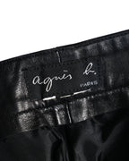 ウエスト内側に縫い付けられた「agnès b. PARIS」表記のブランドタグ。ブラックレザーの裏側とライニングの質感も確認できるカット。