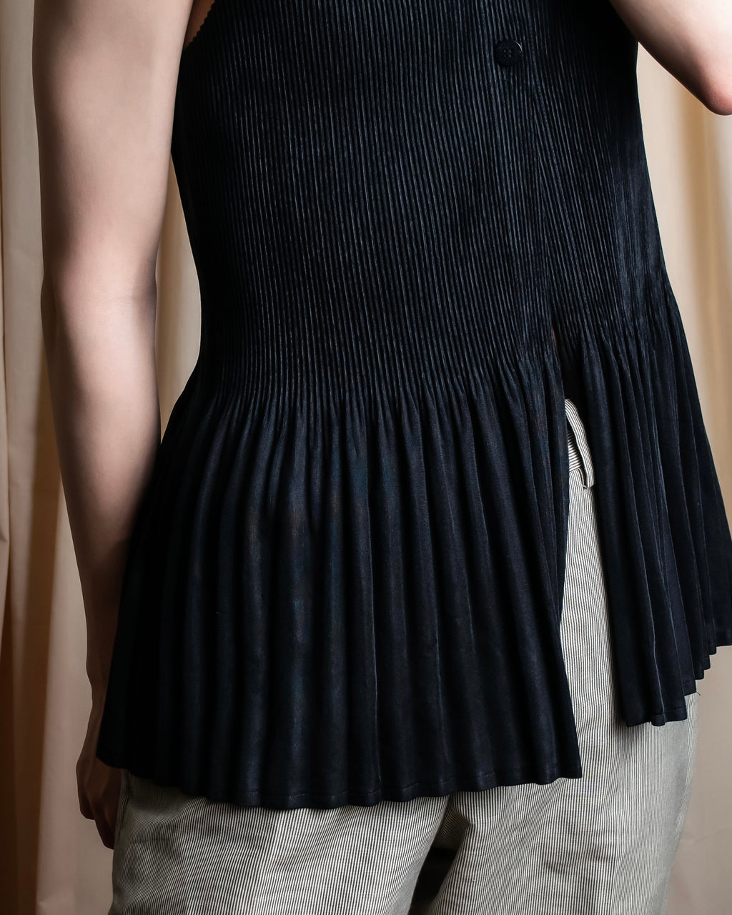 "PLEATS PLEASE ISSEY MIYAKE"
Narrow pleated sleeveless dress