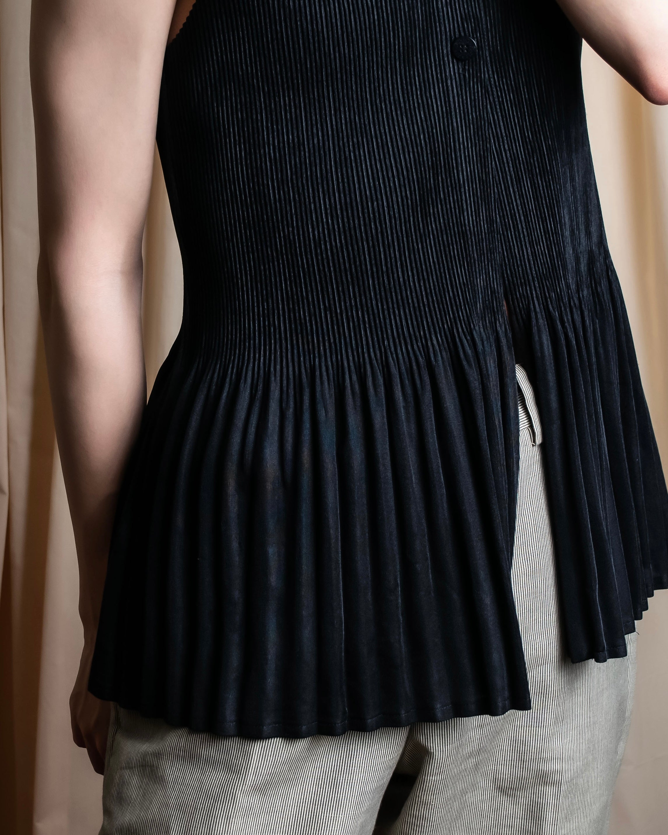 "PLEATS PLEASE ISSEY MIYAKE"
Narrow pleated sleeveless dress