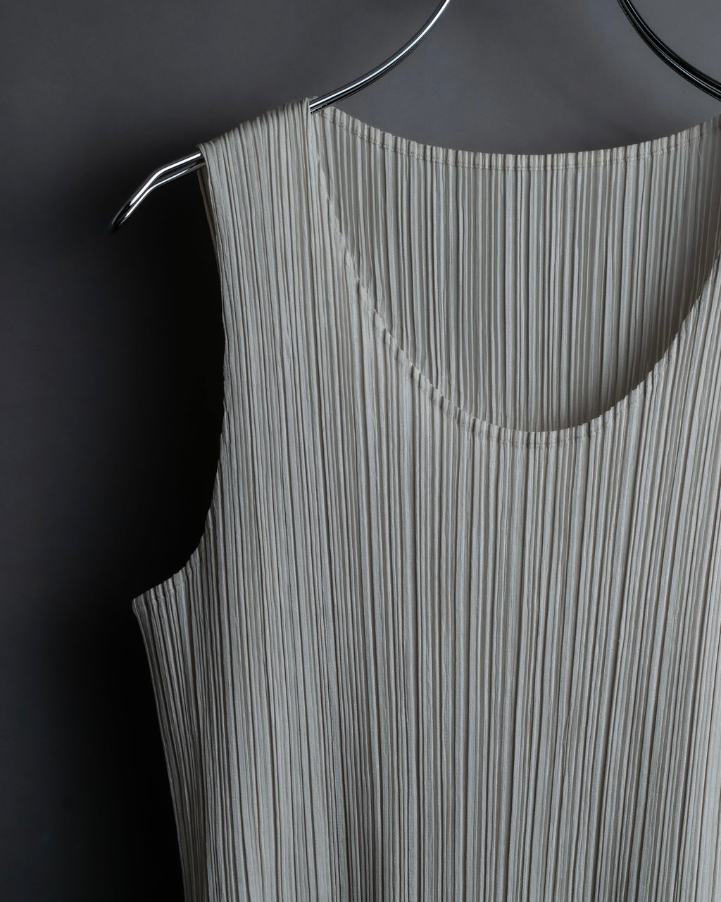 "PLEATS PLEASE ISSEY MIYAKE" Off-white tank top