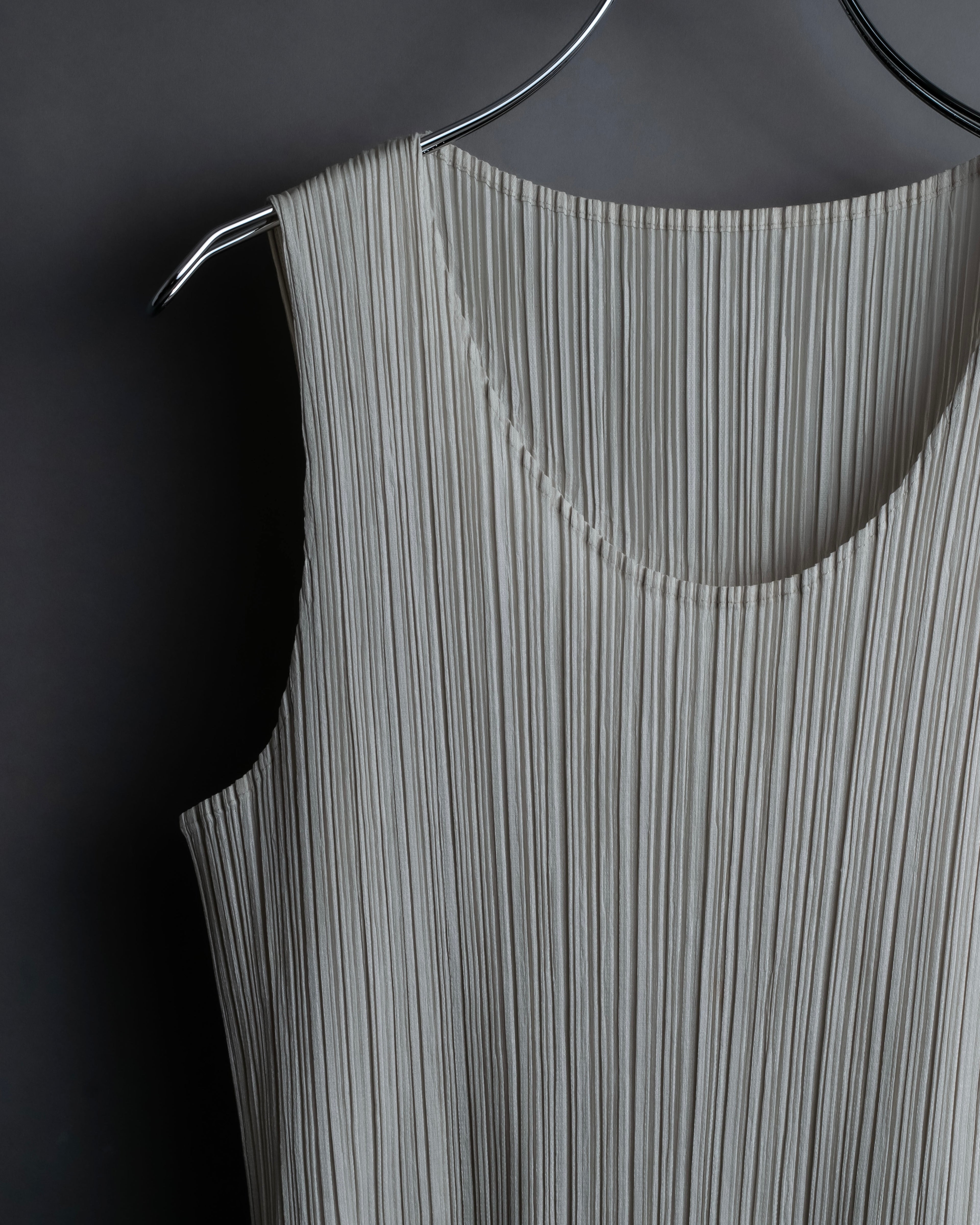 "PLEATS PLEASE ISSEY MIYAKE" Off-white tank top