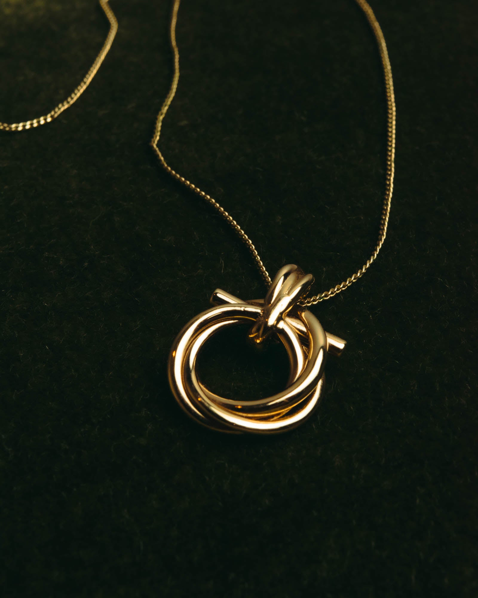 “Ferragamo” 90’s-00’s Interlocking ring pendant necklace