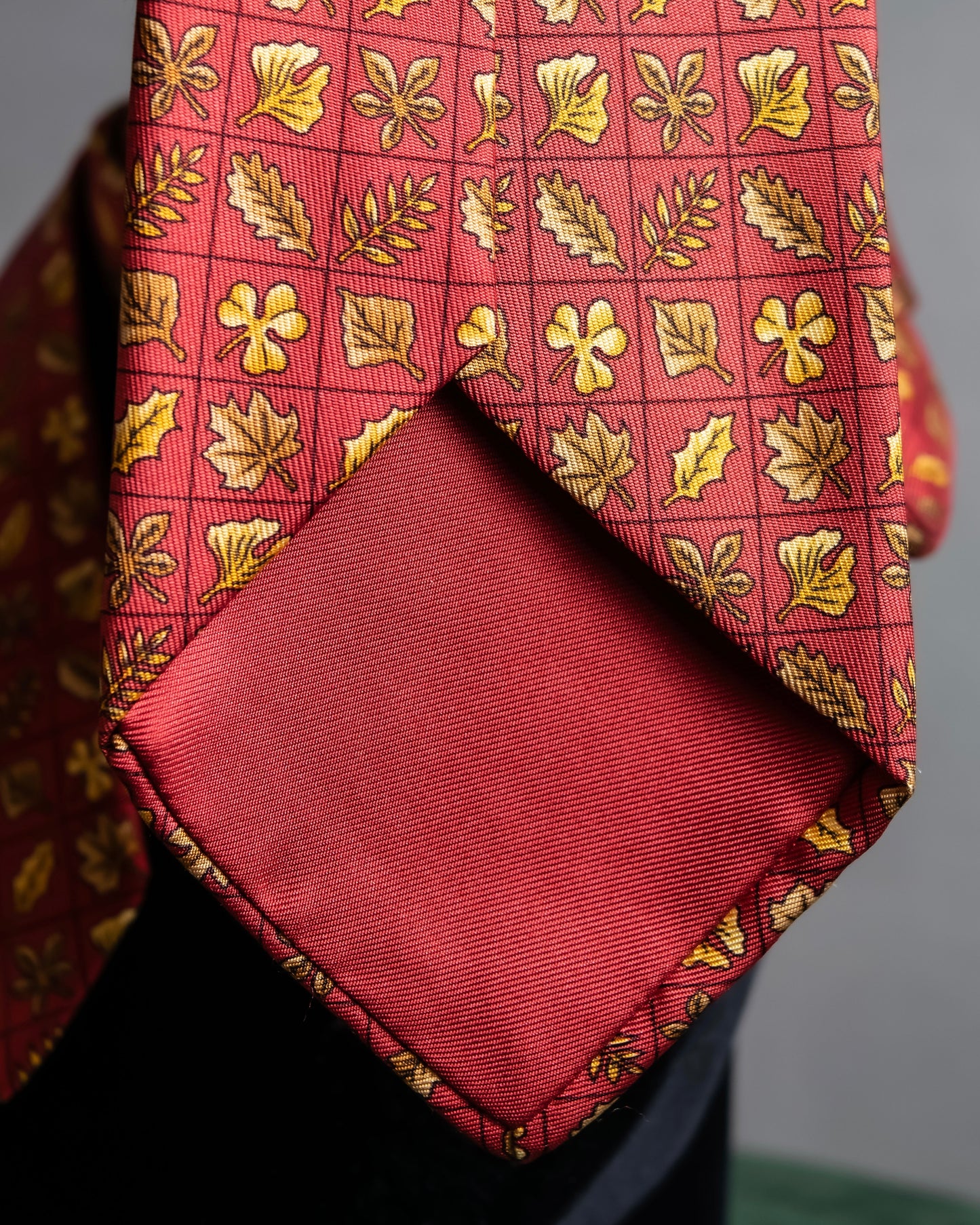 "HERMES" 100% silk fallen leaves pattern neck tie