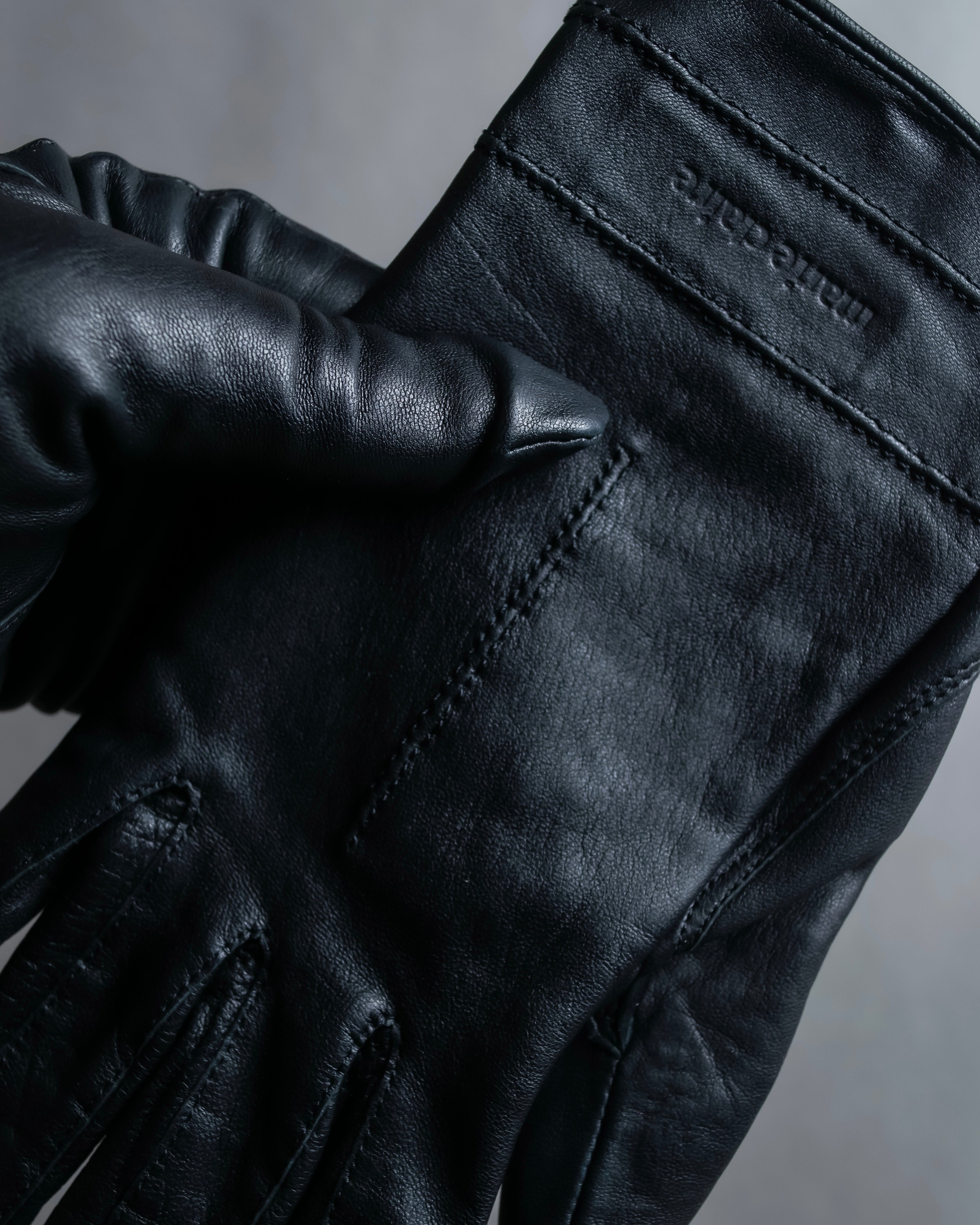 "Marie Claire" Carefully stitched logo engraved leather gloves
