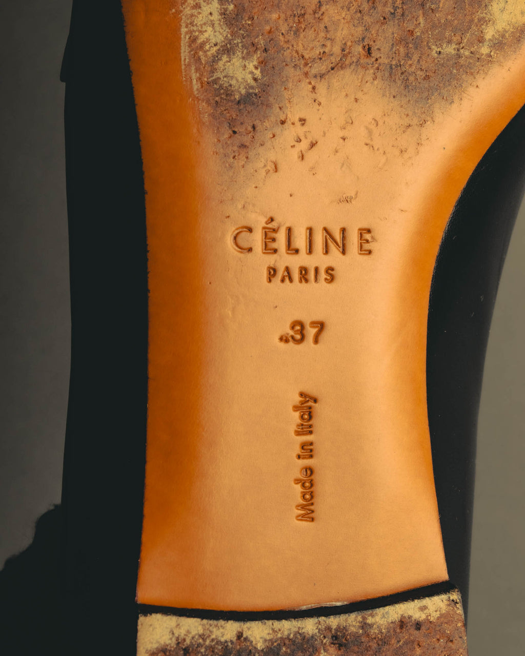アウトソールに確認できる CÉLINE PARIS ロゴ、サイズ37、Made in Italy の刻印を捉えたディテールカット。