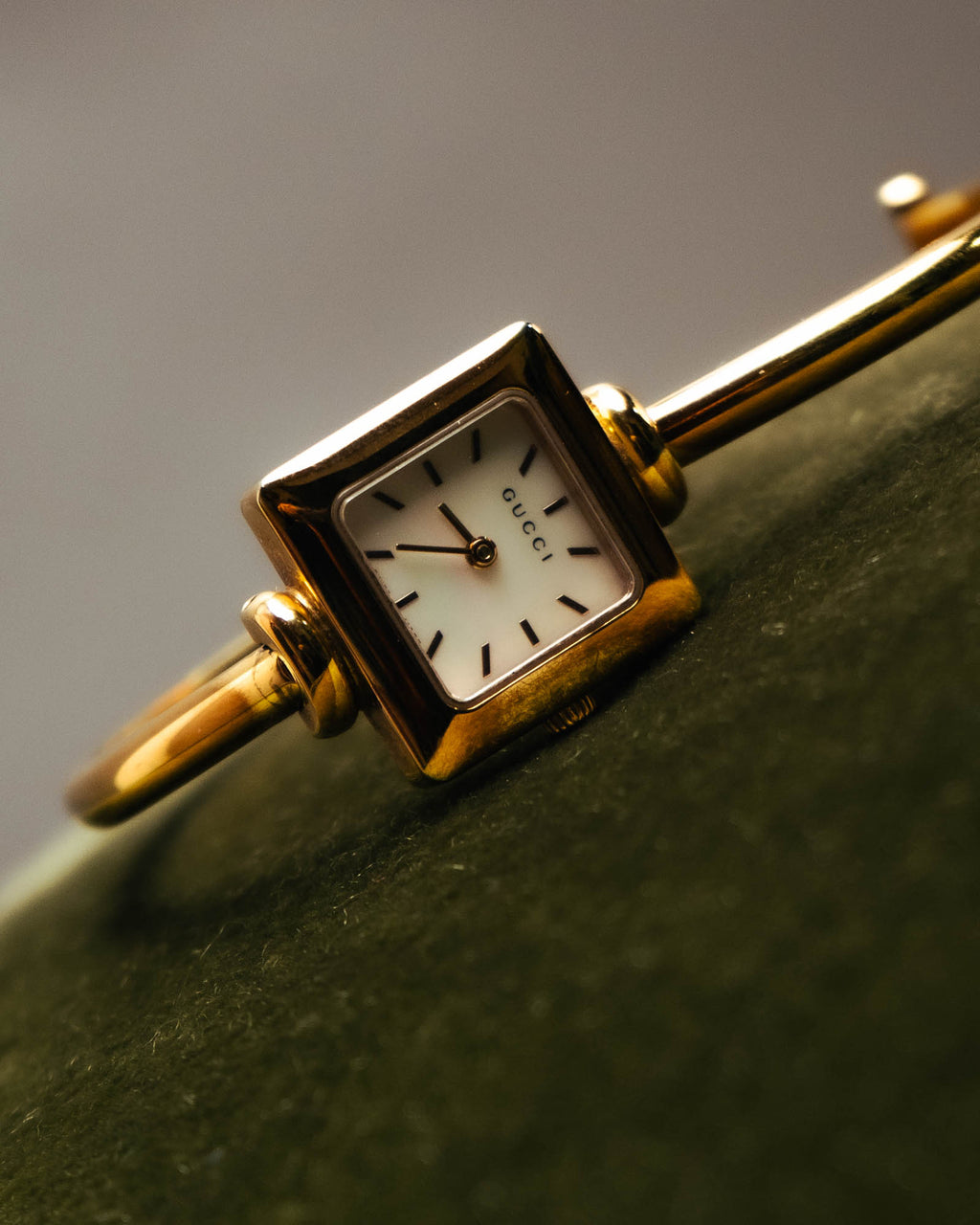 -SPECIAL- “GUCCI” 90’s-00’s 1900L gold tone bangle watch