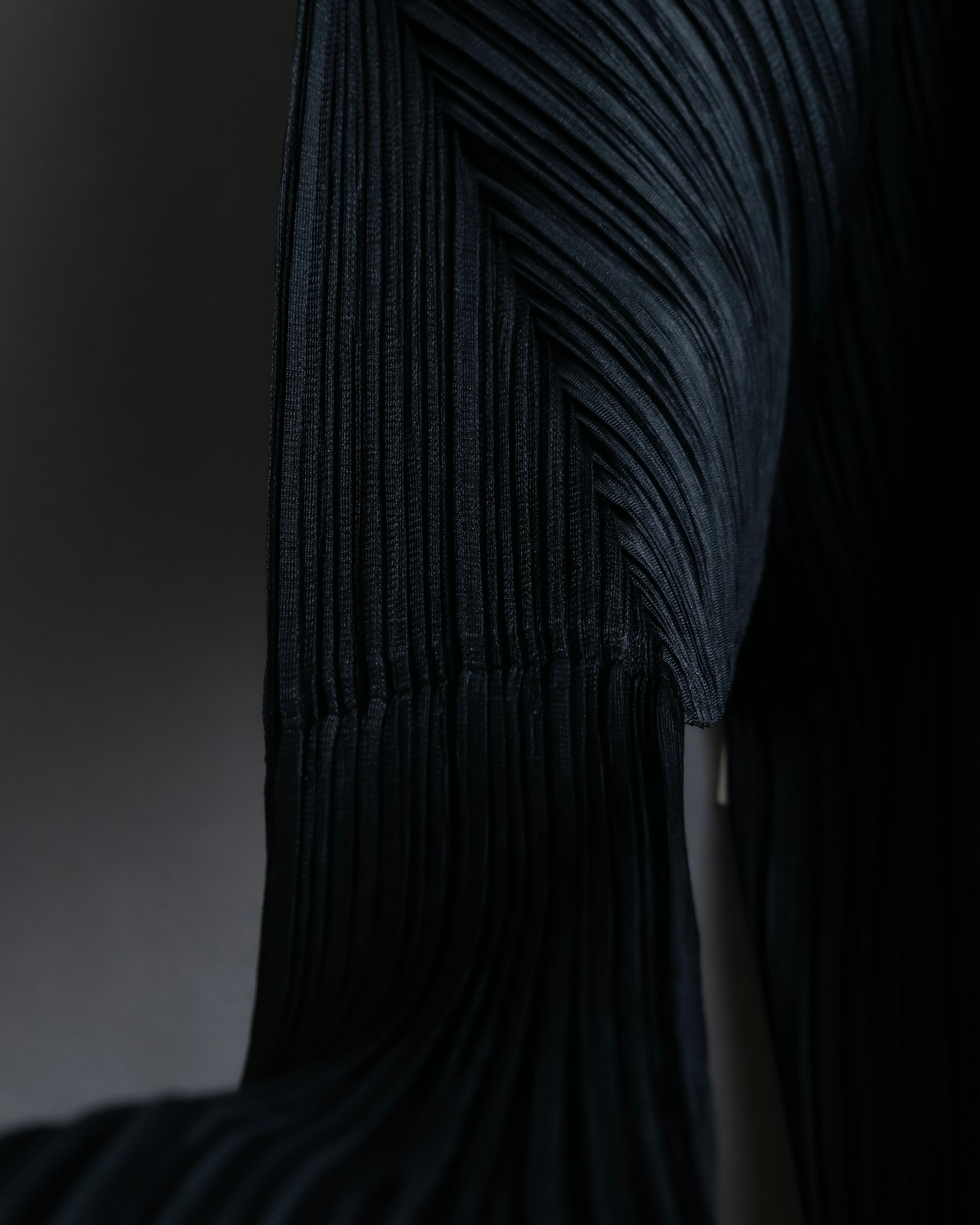 "PLEATS PLEASE ISSEY MIYAKE"
Features sleeve open collar blouse