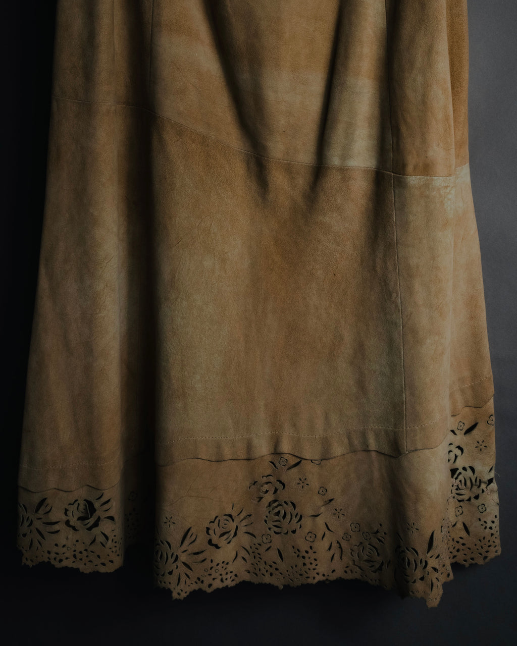 "CECCHI LINEA PELLE" 90’s Suede leather floral cutwork hem skirt