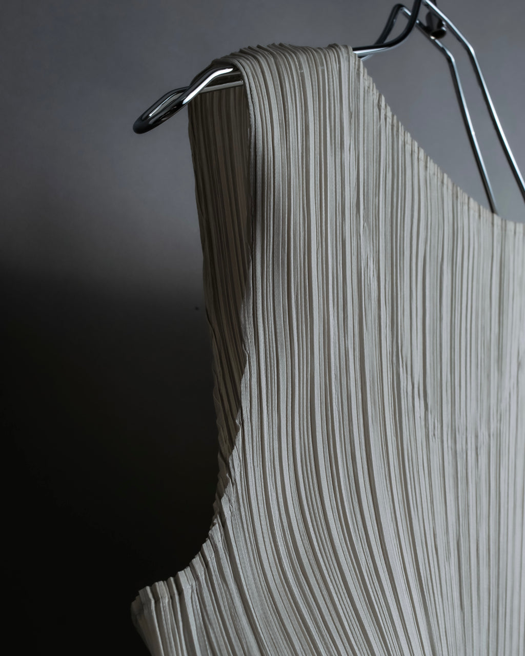 "PLEATS PLEASE ISSEY MIYAKE" Off-white tank top