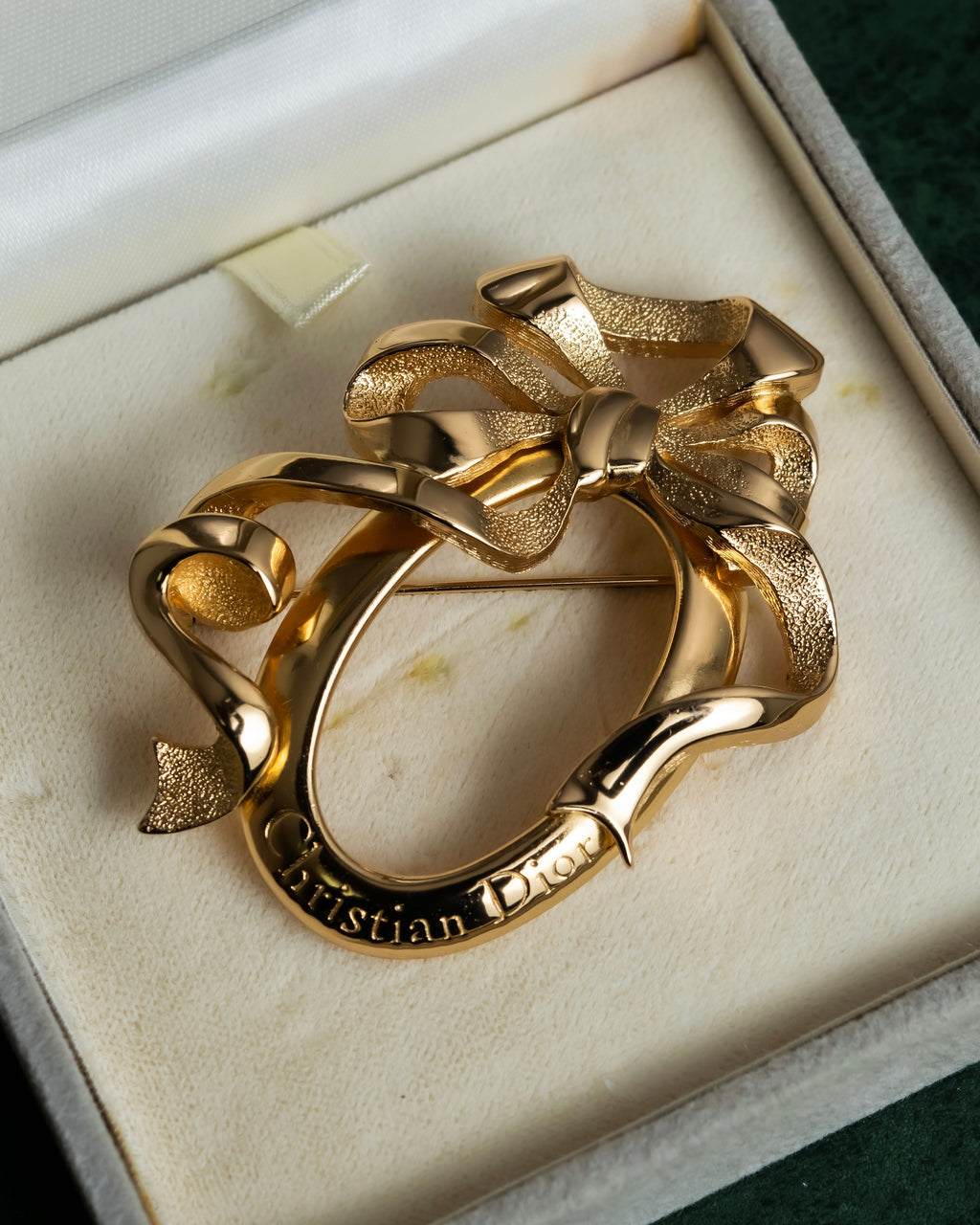 "Christian Dior" Oval ribbon motif gold brooch