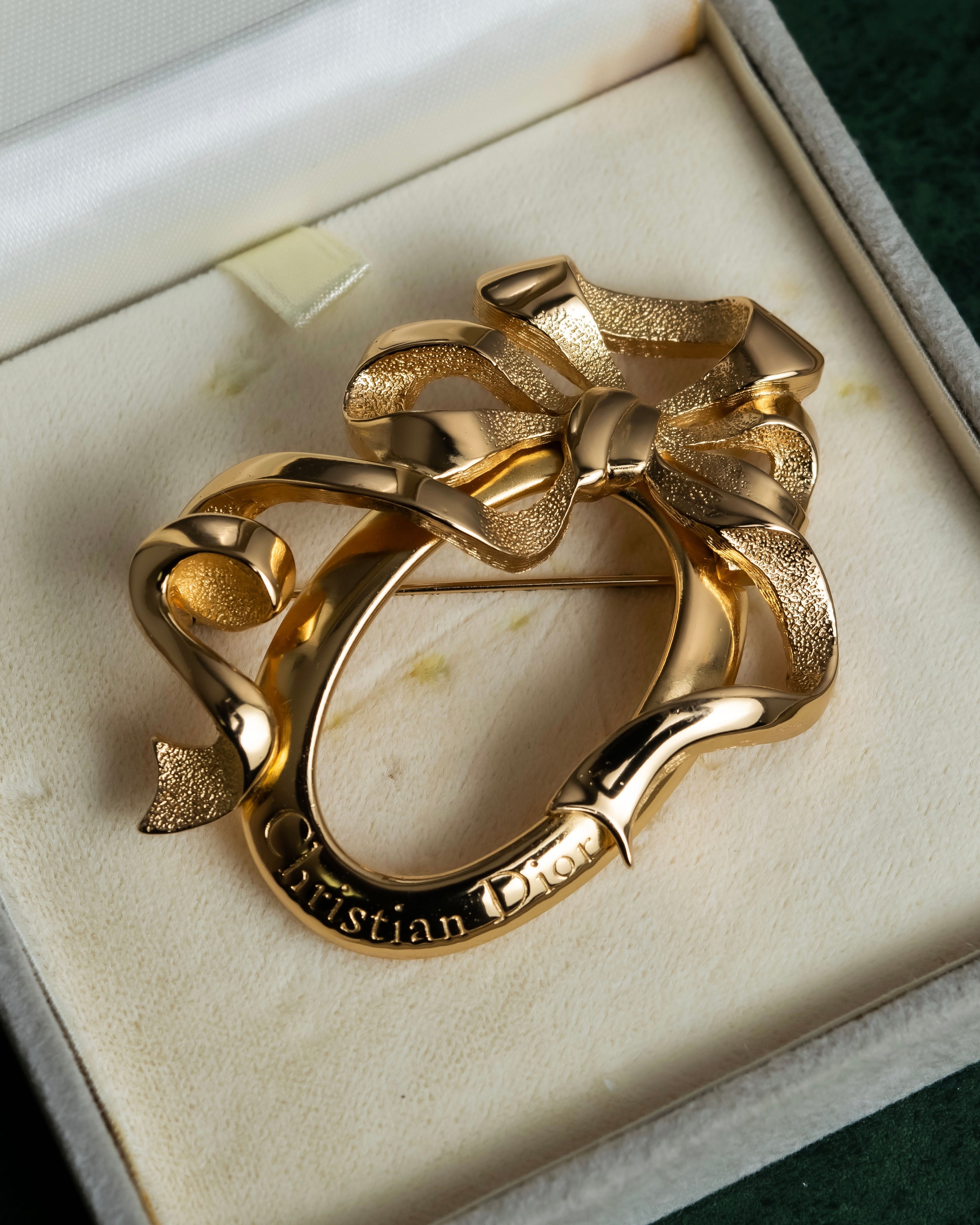 "Christian Dior" Oval ribbon motif gold brooch