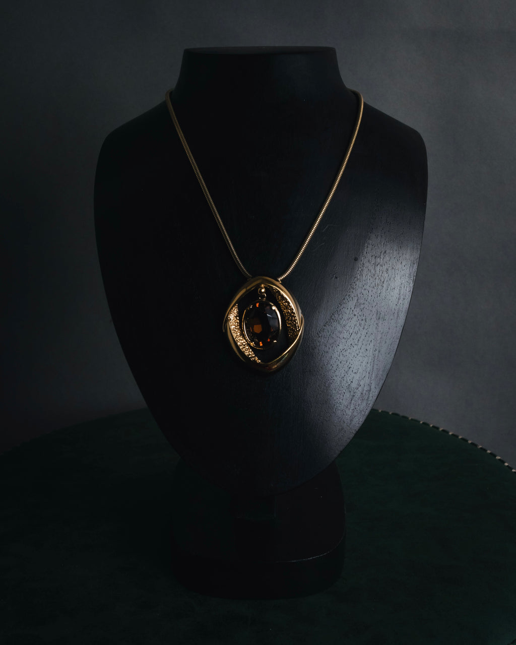 "Vintage" 80’s Sculptural oval stone pendant necklace