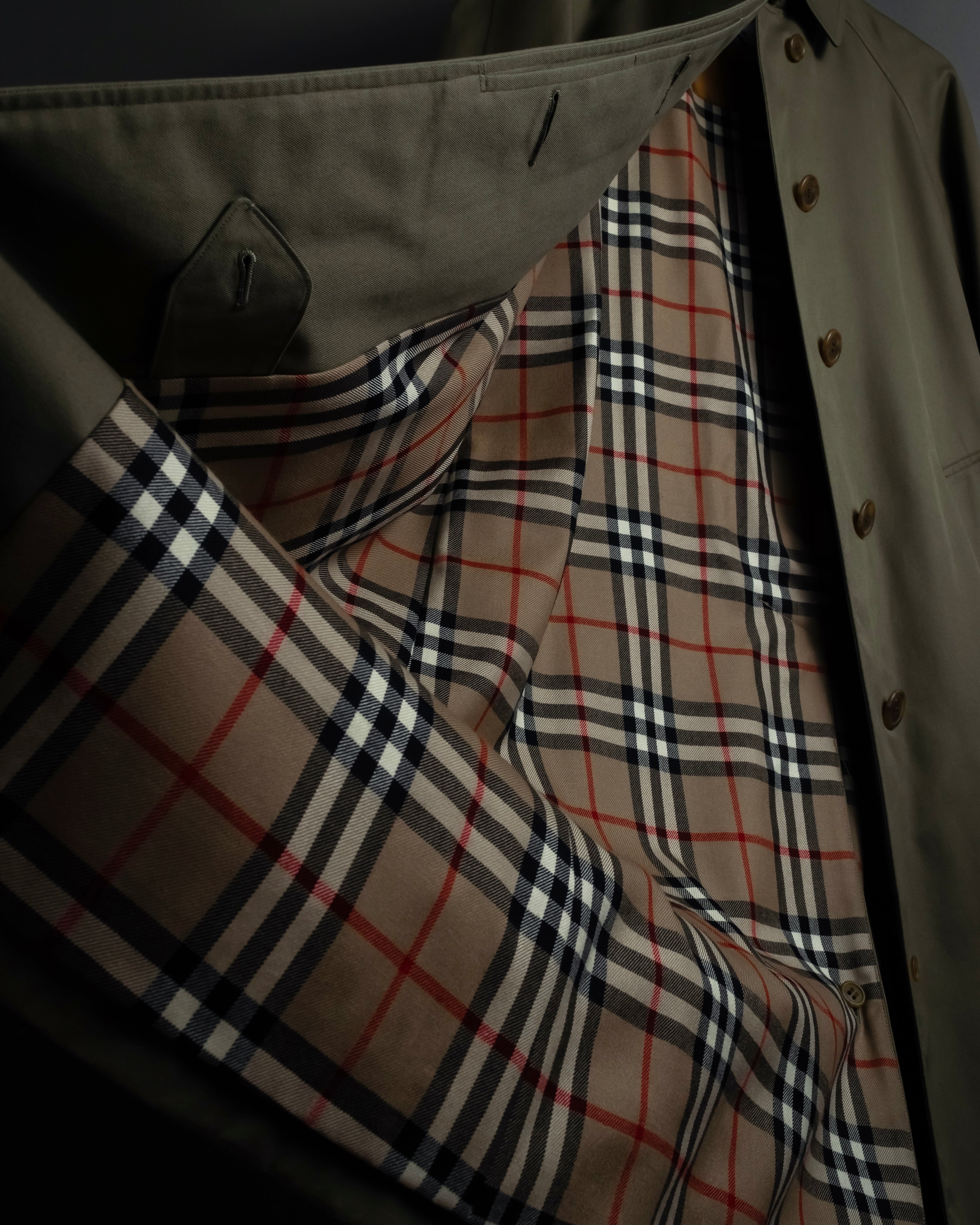 "BURBERRYS" Cape-attached design stand collar coat