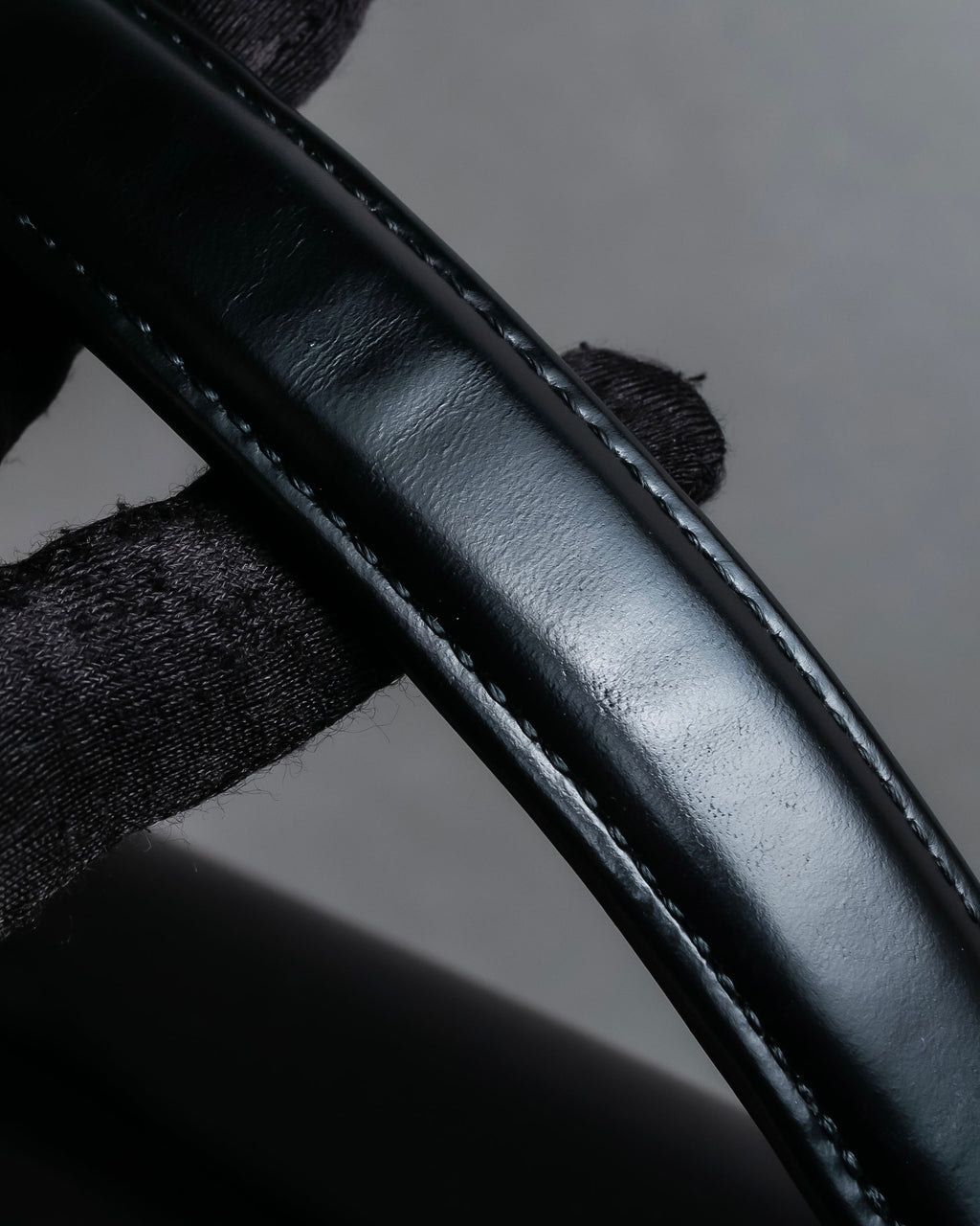 "Valentino Garavani" Logo turn lock parts design leather hand bag