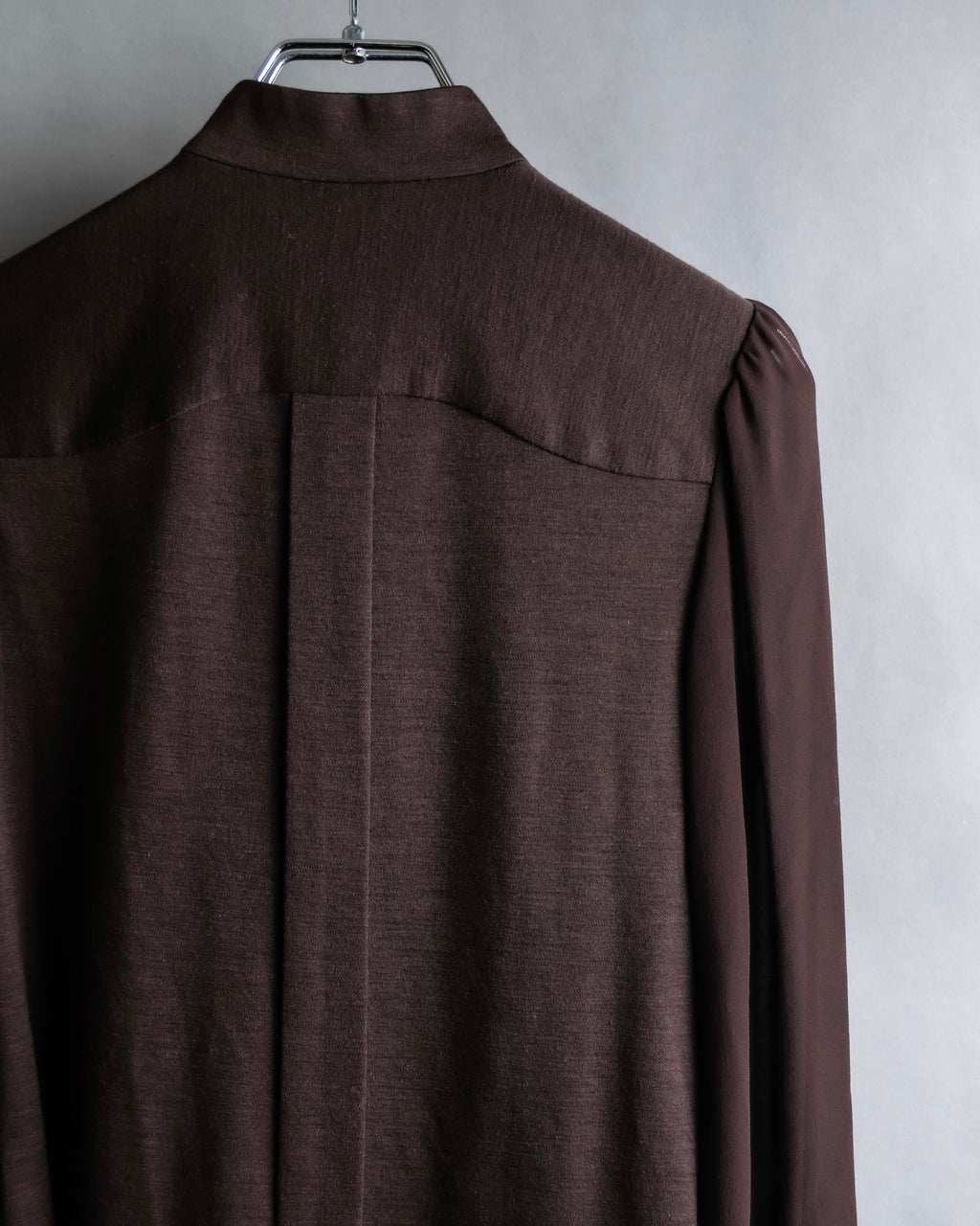 "Filo di Seta" Front pleated design stand-up collar shirt