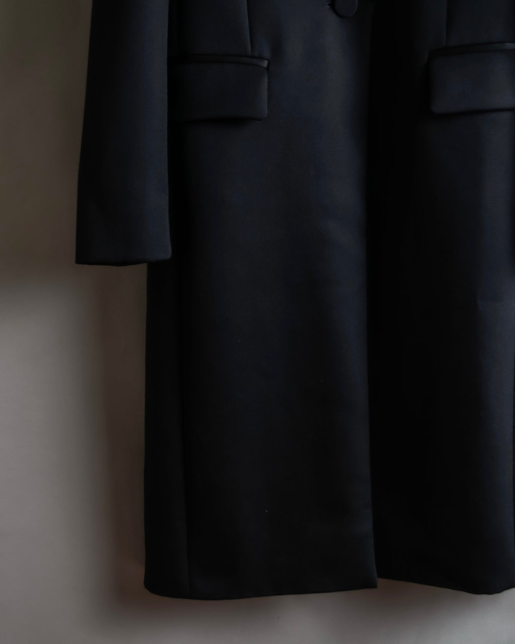 "HUGO BOSS" Satin switch lapel shaped tailored coat