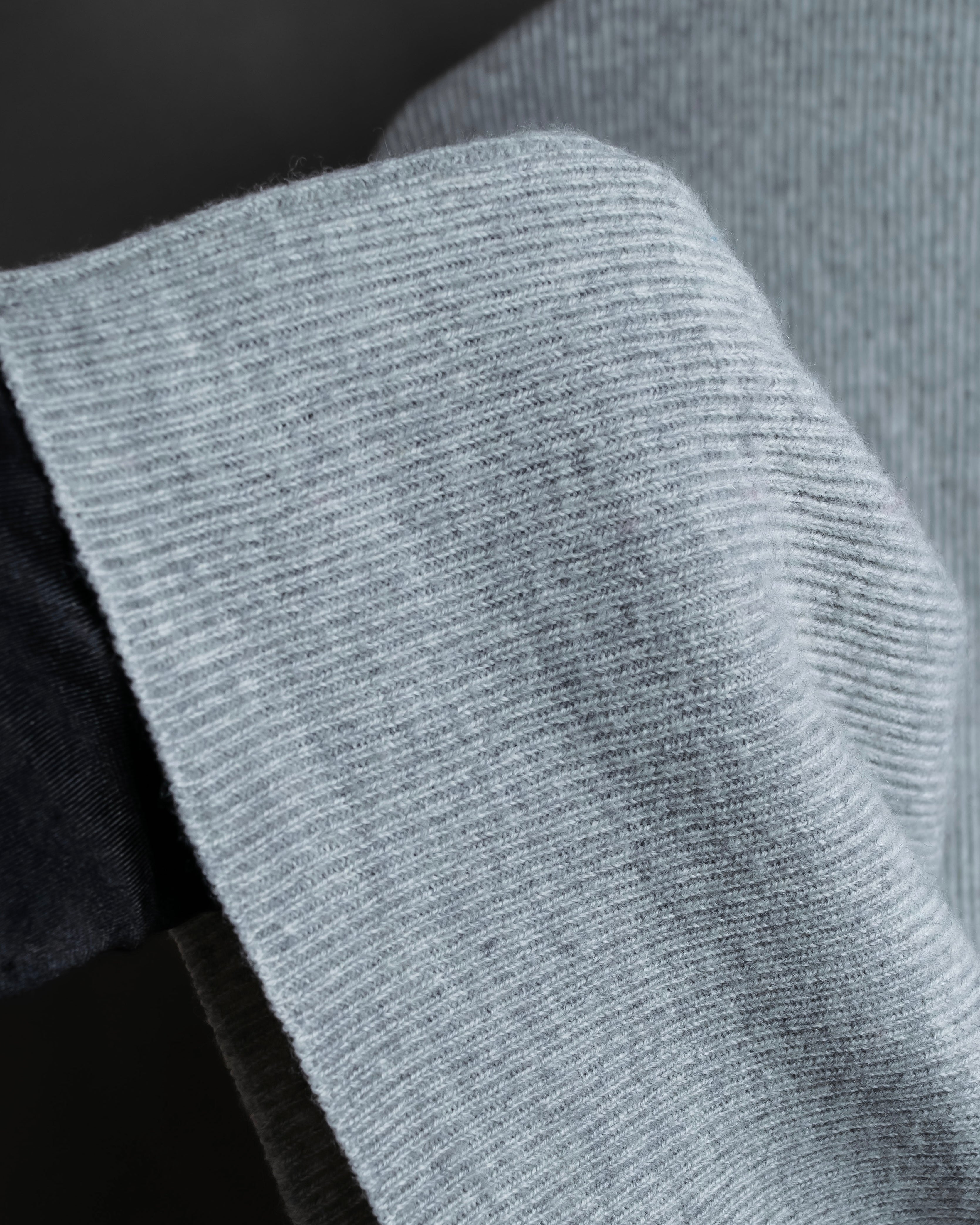 Diagonal deformed check rib knit.