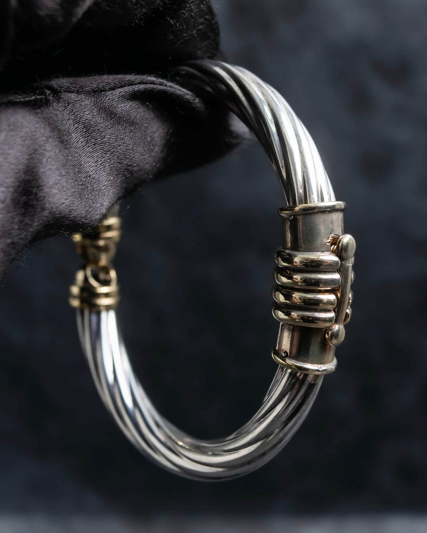 “UNOAERRE” Twisting designed silver bracelet