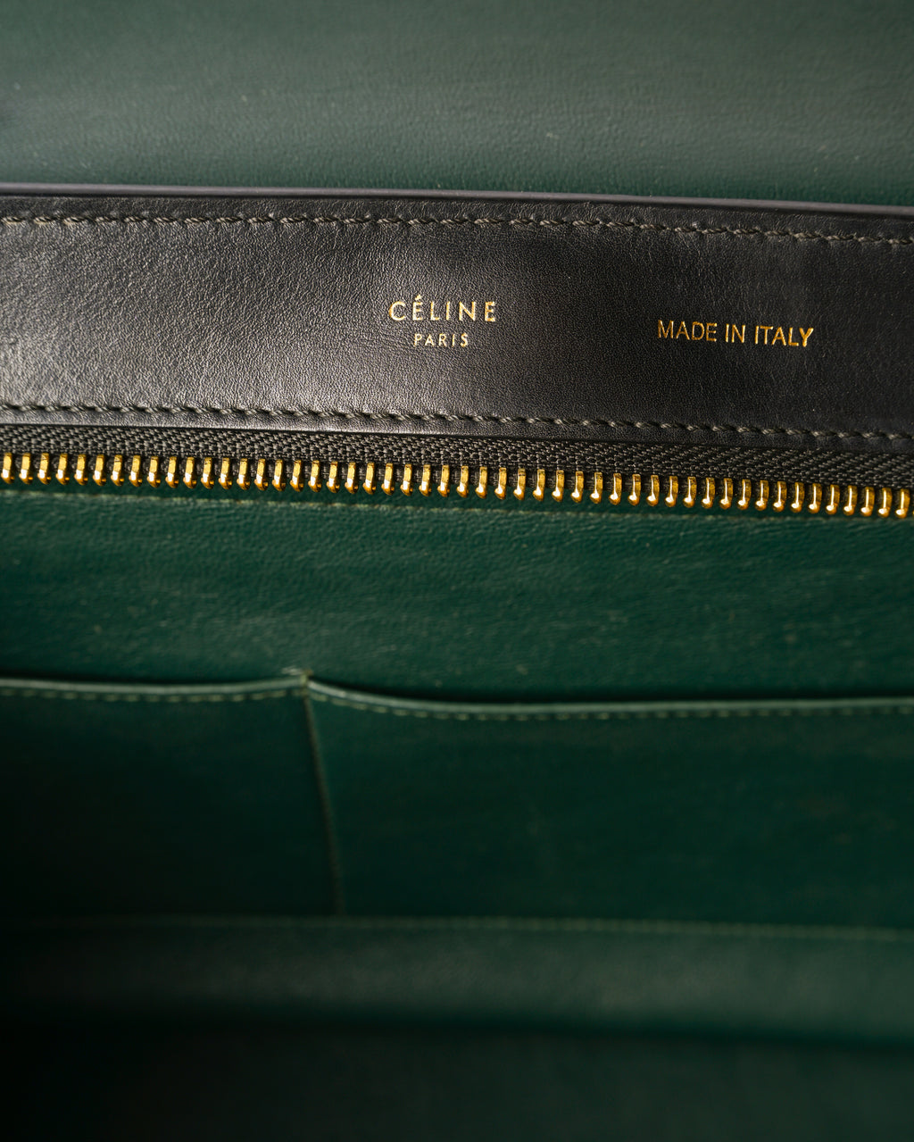 内側のブラックレザータグに刻まれた「CÉLINE PARIS」と「MADE IN ITALY」の刻印。直下にはゴールドカラーのファスナーを配した内装ディテール。