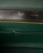 内側のブラックレザータグに刻まれた「CÉLINE PARIS」と「MADE IN ITALY」の刻印。直下にはゴールドカラーのファスナーを配した内装ディテール。