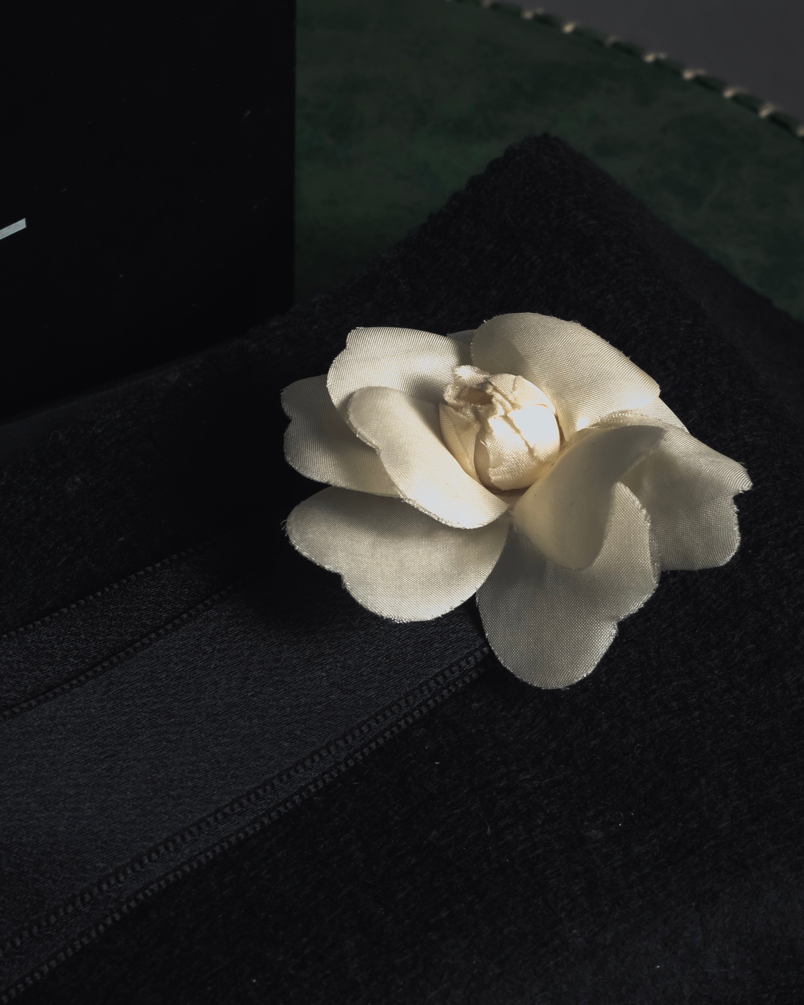 CHANEL (シャネル) - カメリア ブローチ - ホワイト - 2000年代 リボン