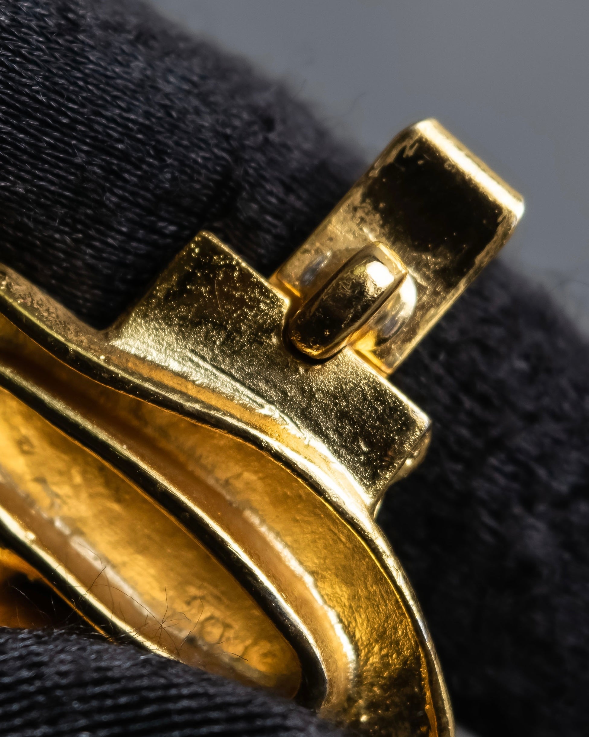 "BALENCIAGA" Wavy uneven motif design gold bracelet