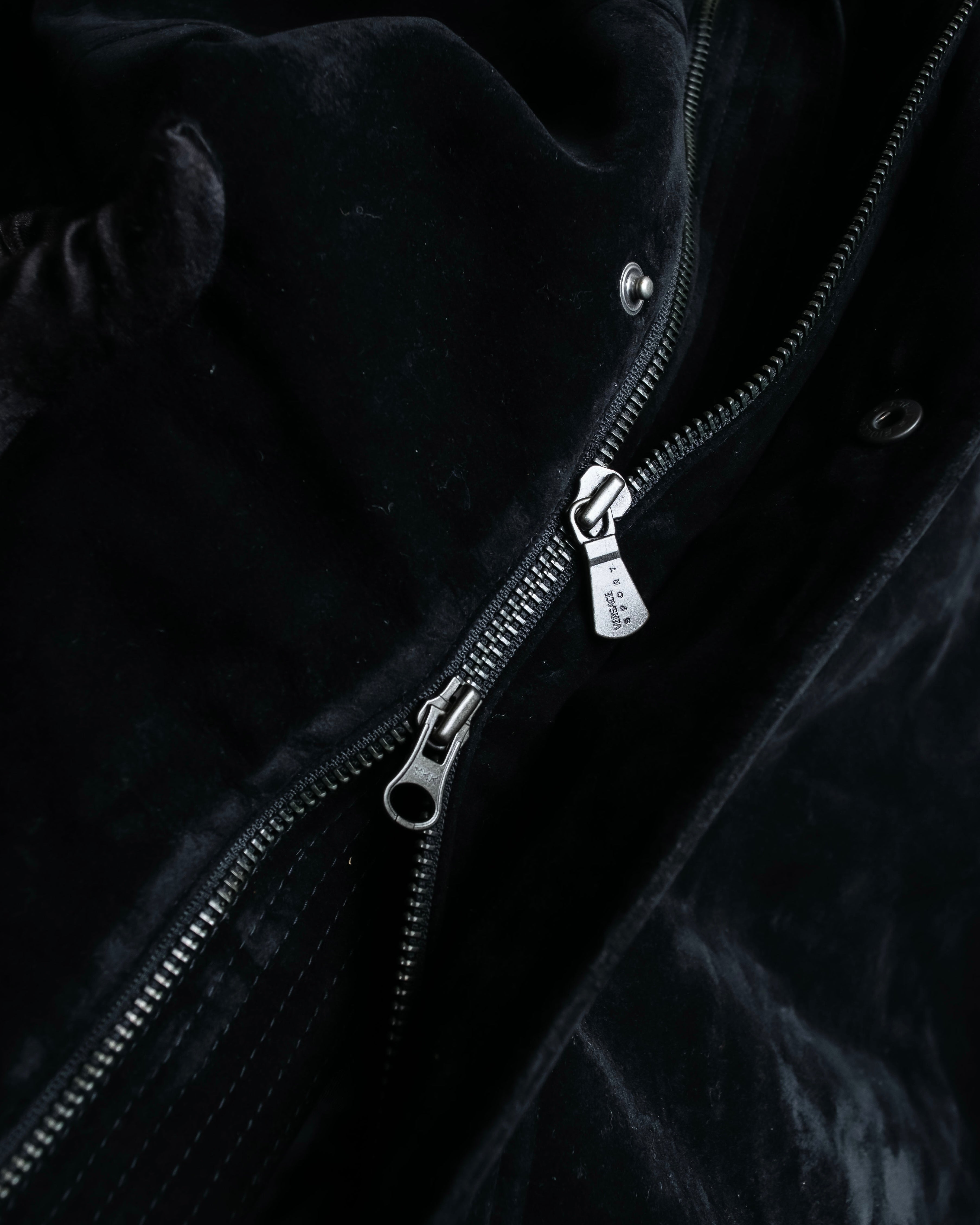 "VERSACE sport"
Stand collar double zipper suede blouson