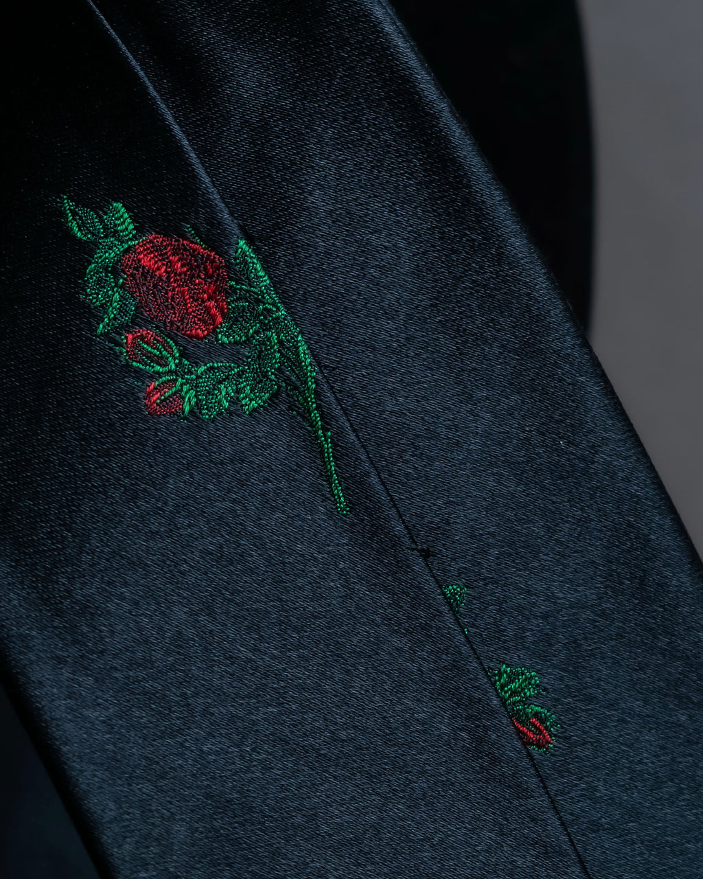 "DOMINIQUE FRANCE" Rose flower pattern silk necktie
