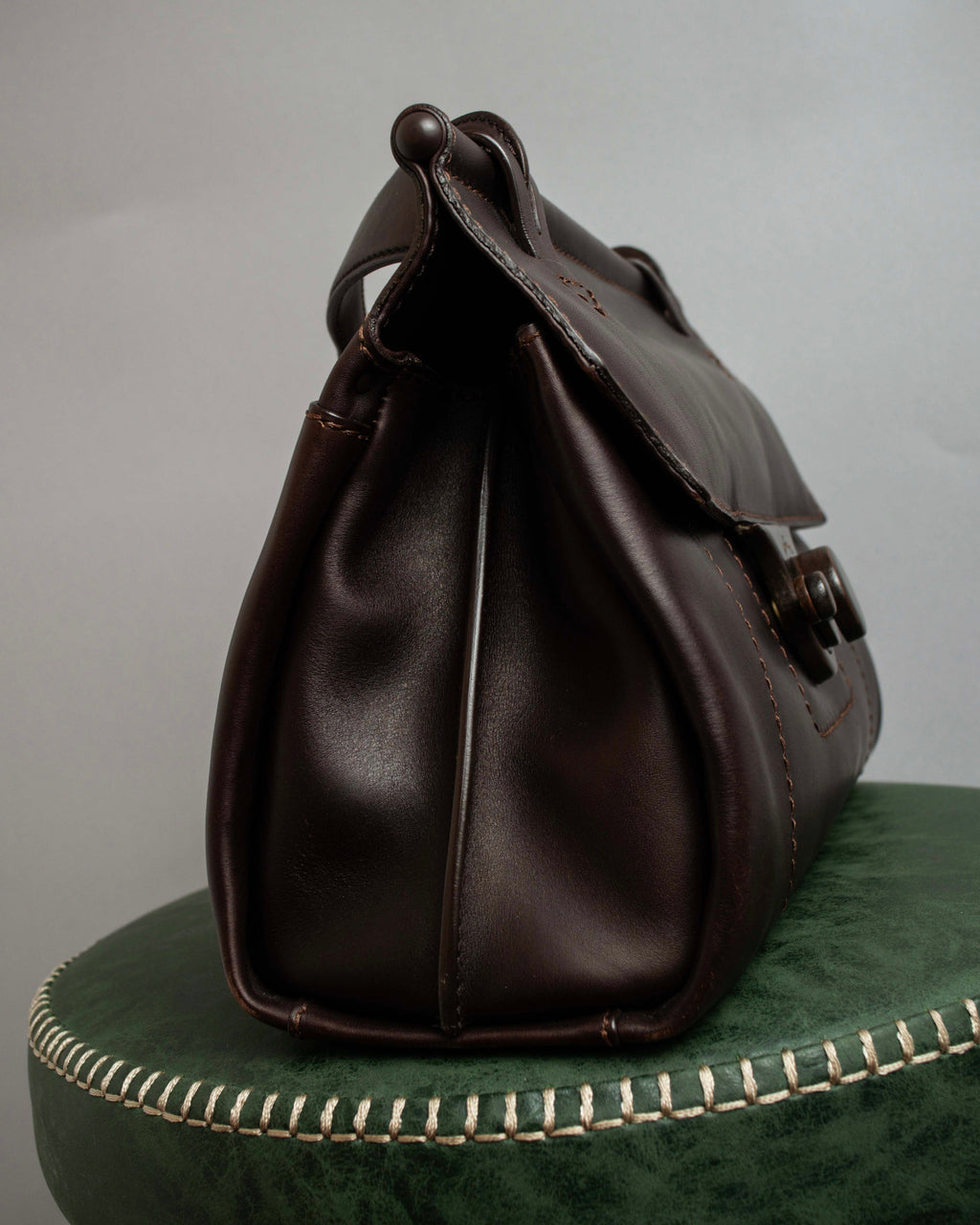 "Salvatore Ferragamo" Swivel crisp closure design leather one-handle bag