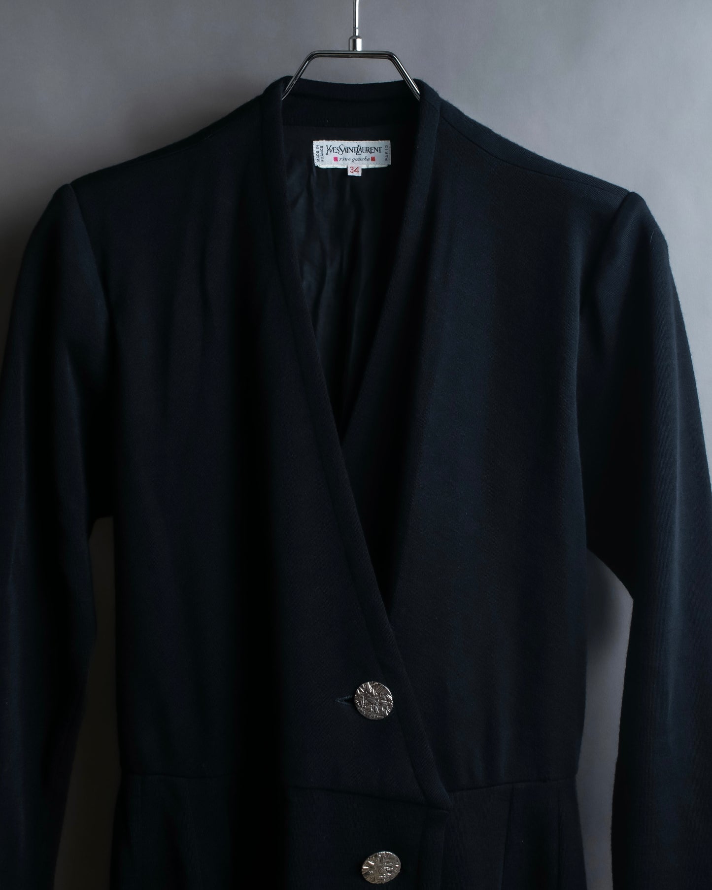 "Yves Saint Laurent Rive Gauche"
Beautiful button design no-collar coat