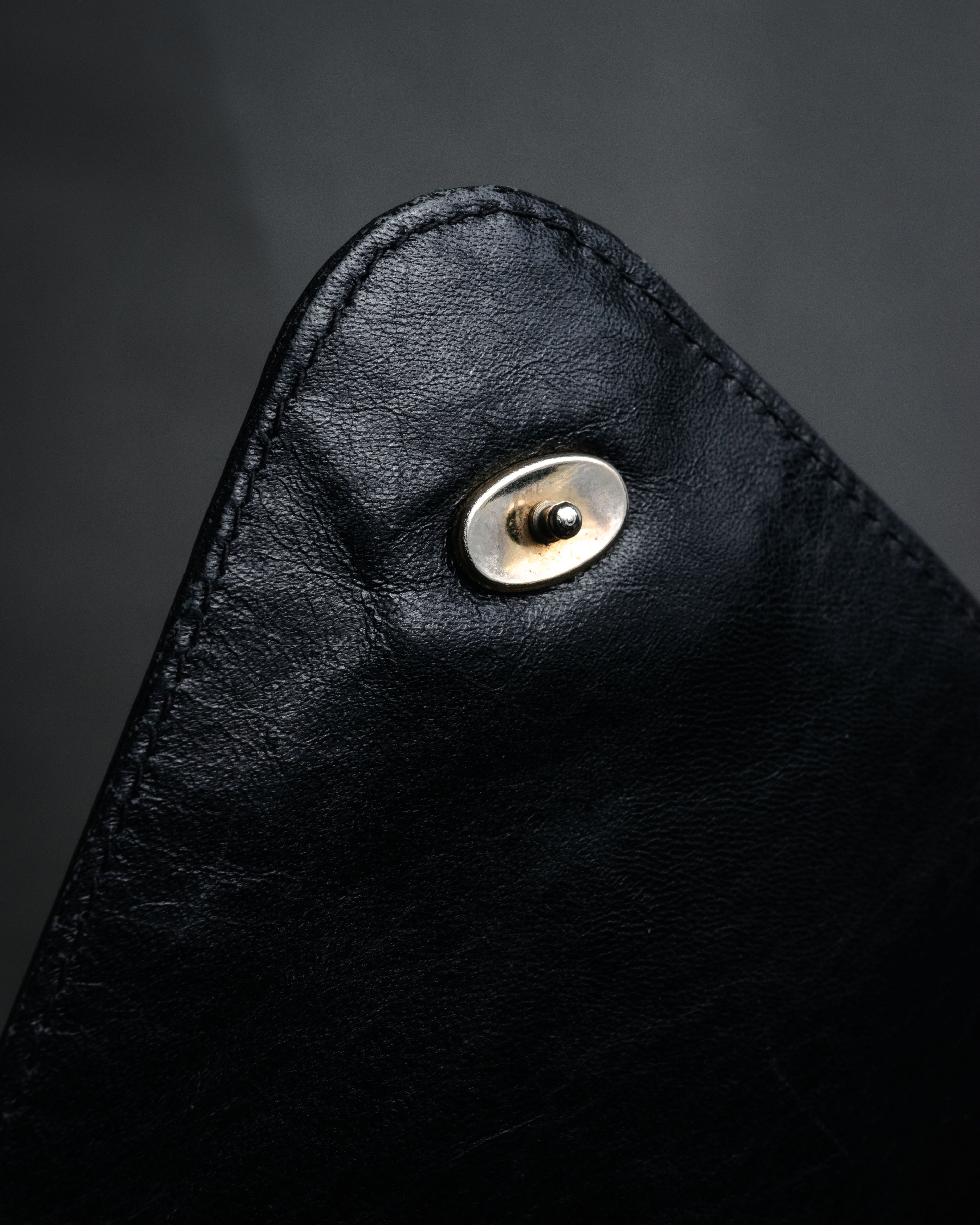 “VALENTINO” 80’s-90’s Embossed V logo chain clutch bag