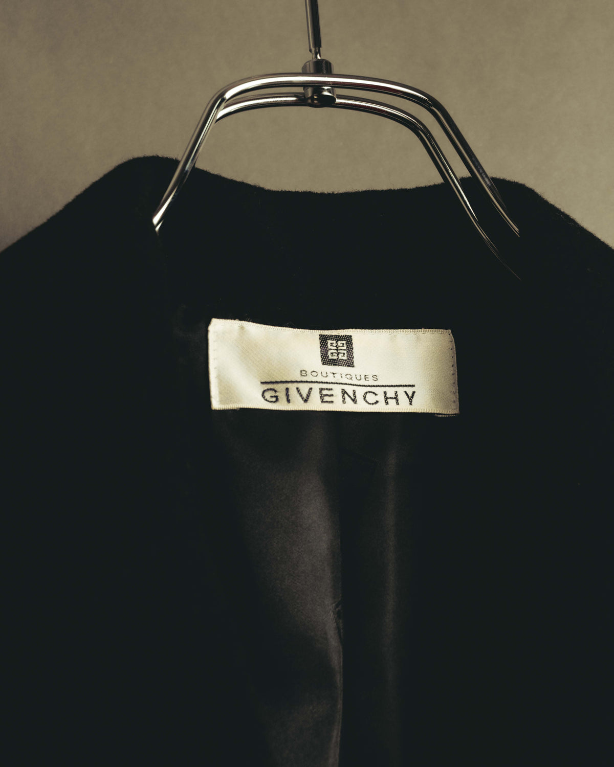 首元に残るBOUTIQUES GIVENCHYの織りタグを捉えたカット。ブランド図案とロゴ表記を確認できます。