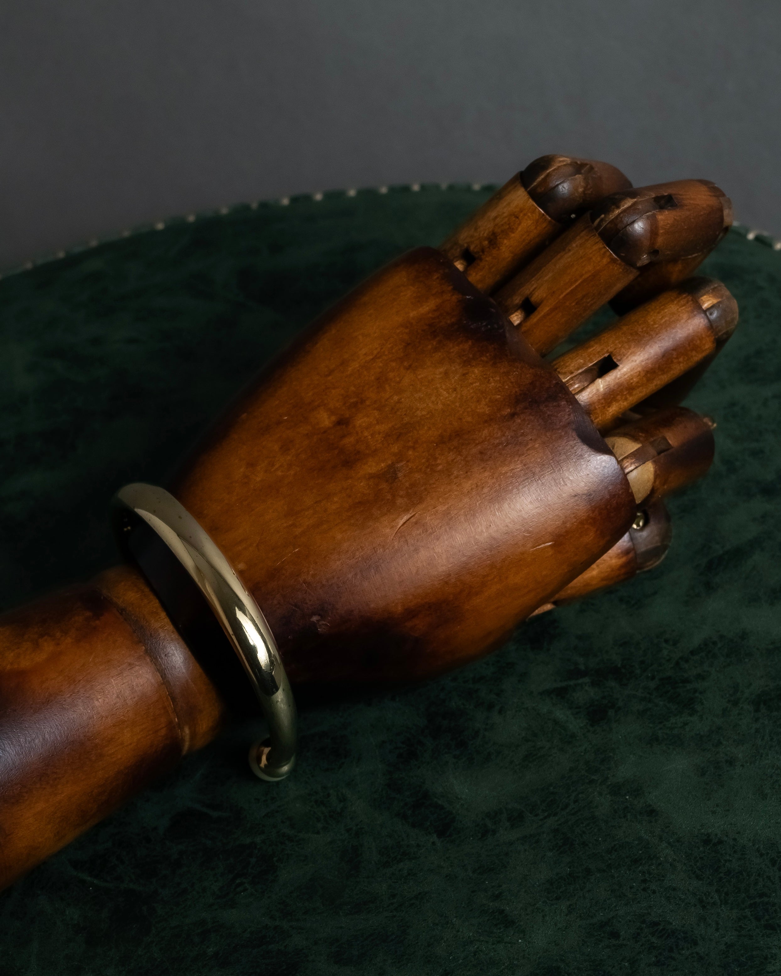 -MOOD Christmas Collection-
"Dior" Maria Grazia Chiuri design pearl motif carving gold bangle